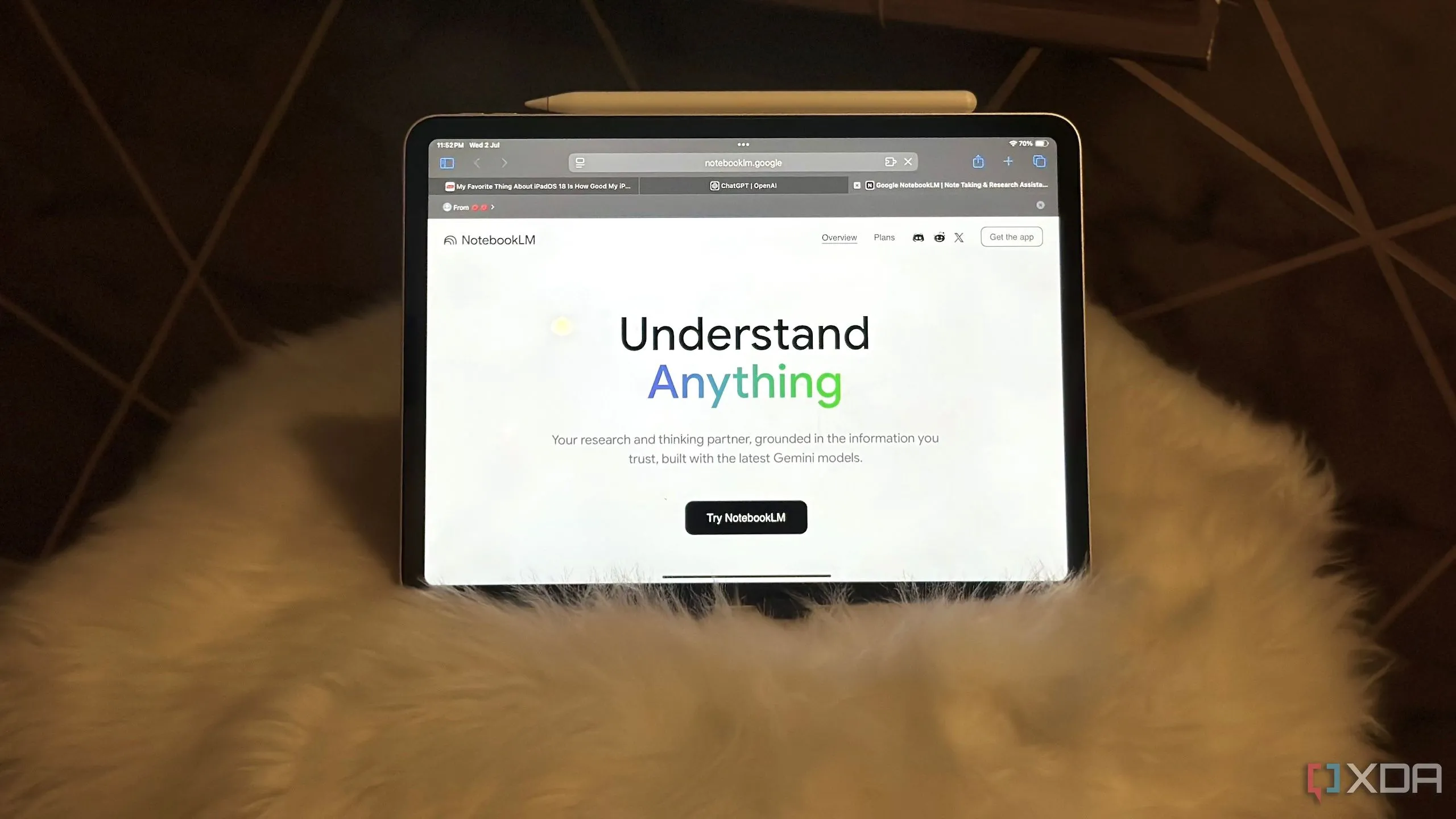 Giao diện NotebookLM hiển thị trên máy tính bảng iPad, minh họa công cụ AI giúp người dùng tập trung vào nội dung học tập và nghiên cứu.