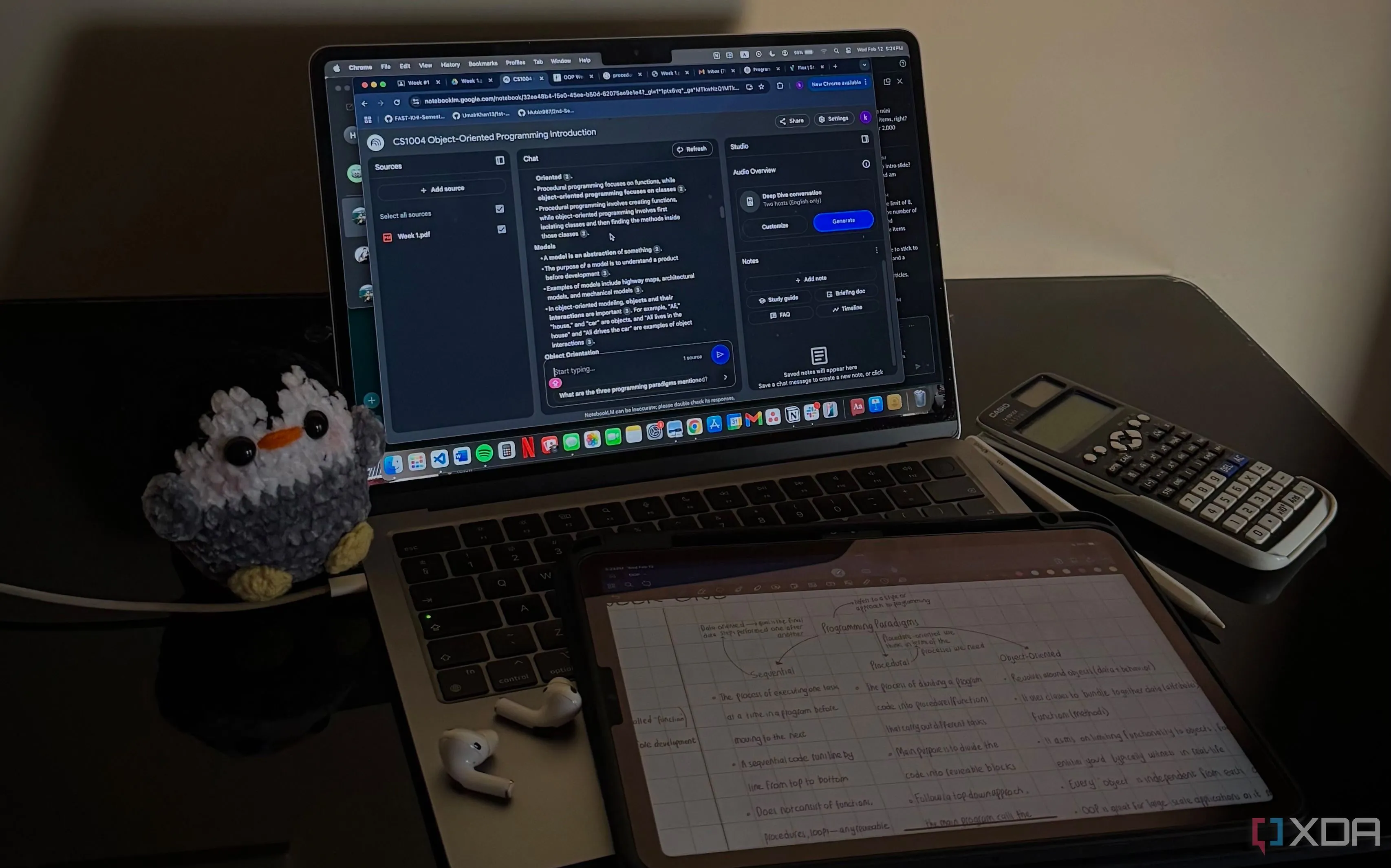Giao diện NotebookLM trên MacBook, thể hiện khả năng tạo tóm tắt âm thanh (Audio Overview) và sơ đồ tư duy (Mind Map) từ các nguồn video.