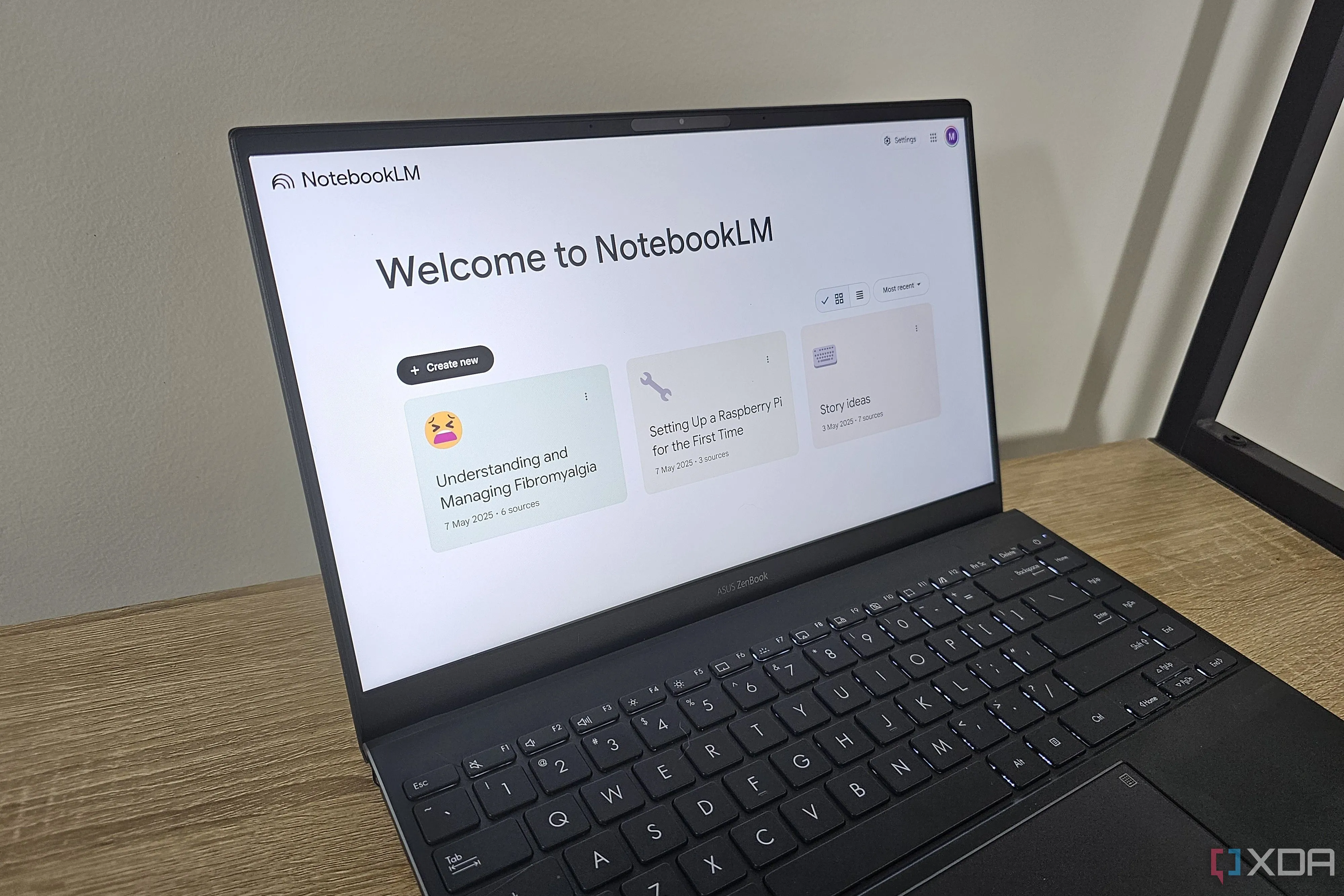 Giao diện NotebookLM trên màn hình laptop, minh họa công cụ AI hỗ trợ nghiên cứu và học tập hiệu quả.