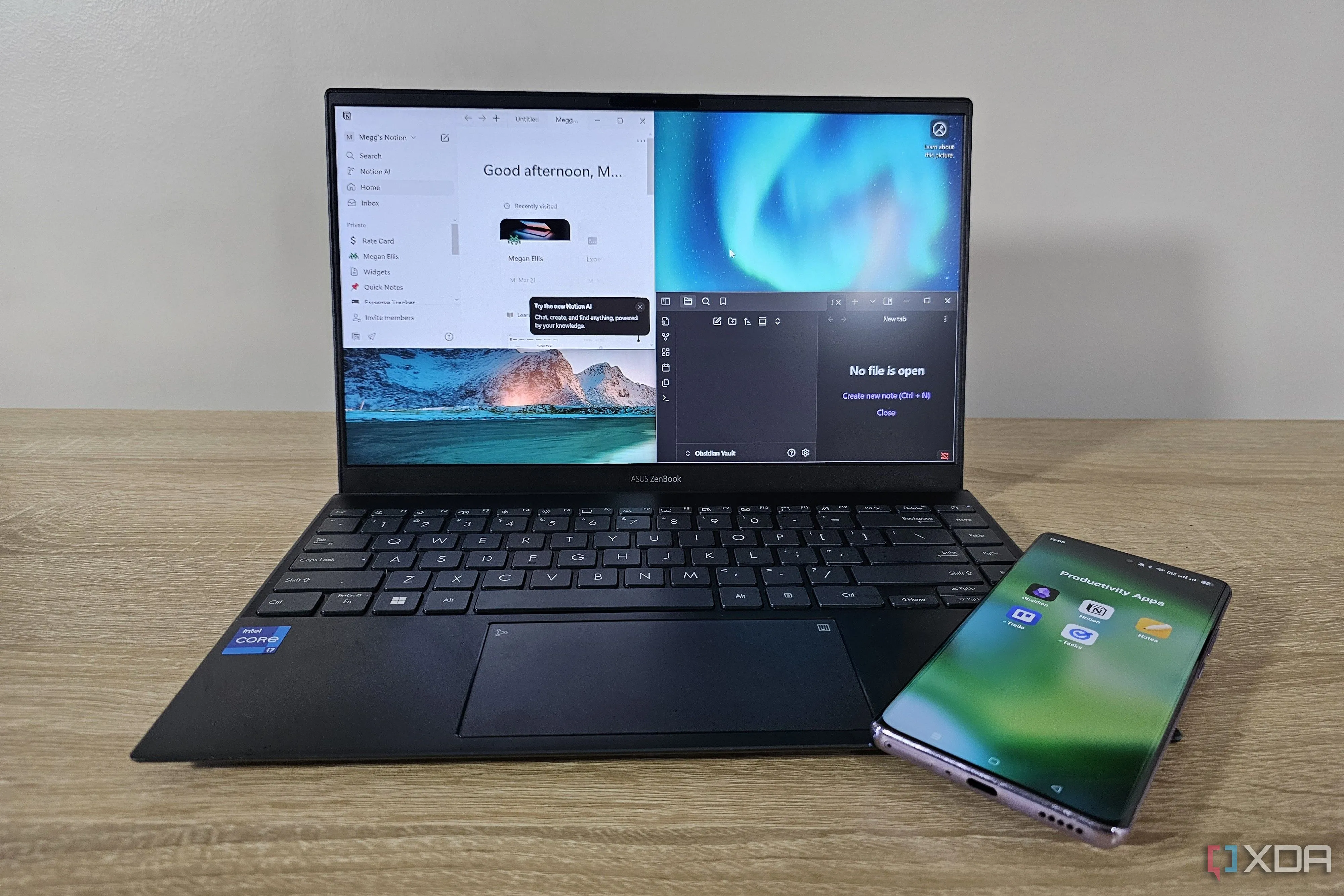 Giao diện Notion và Obsidian mở trên laptop, điện thoại hiển thị các biểu tượng ứng dụng năng suất