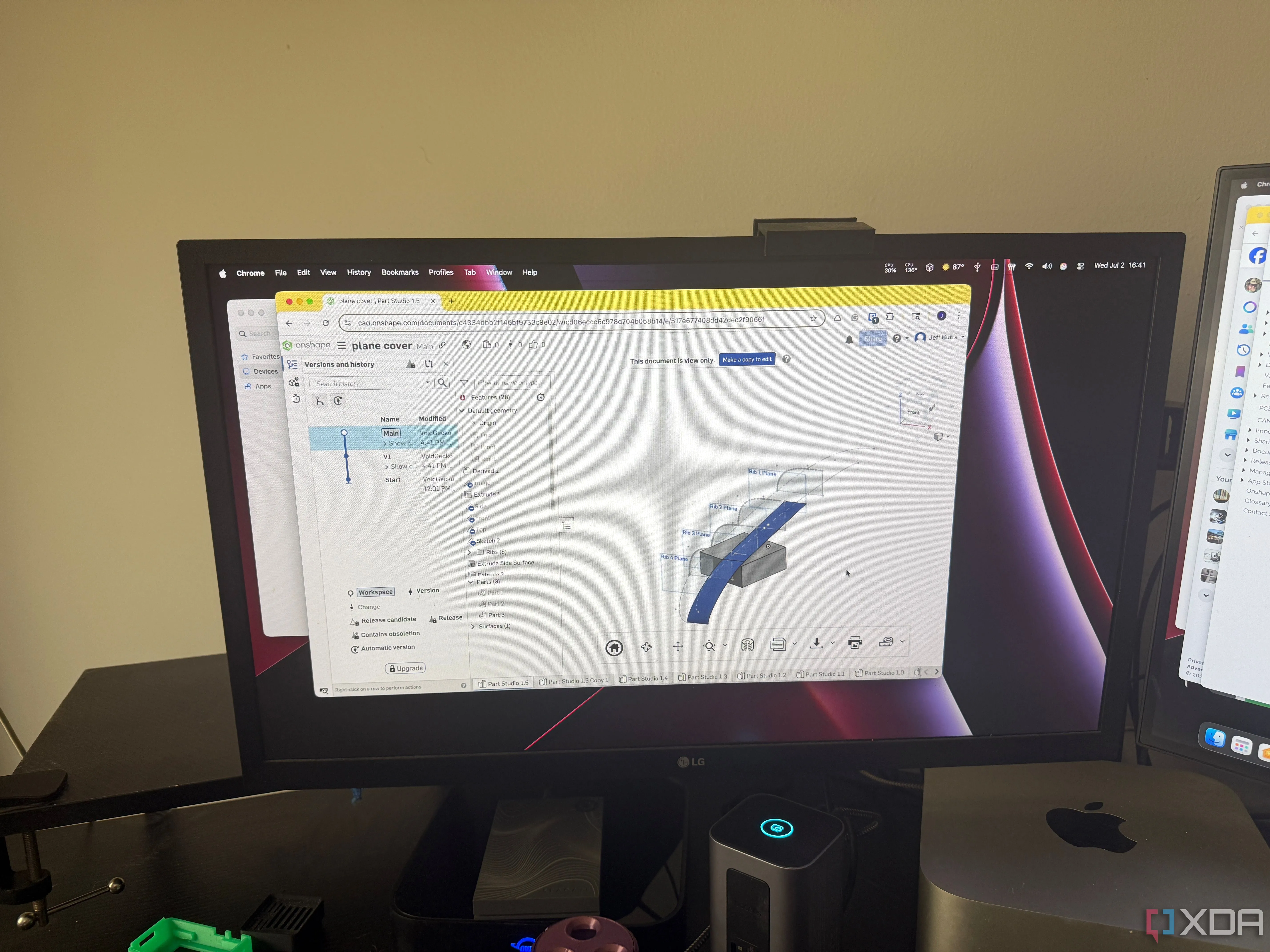 Giao diện Onshape chạy trực tiếp trên trình duyệt, hiển thị mô hình 3D đang được thiết kế trên máy tính xách tay.