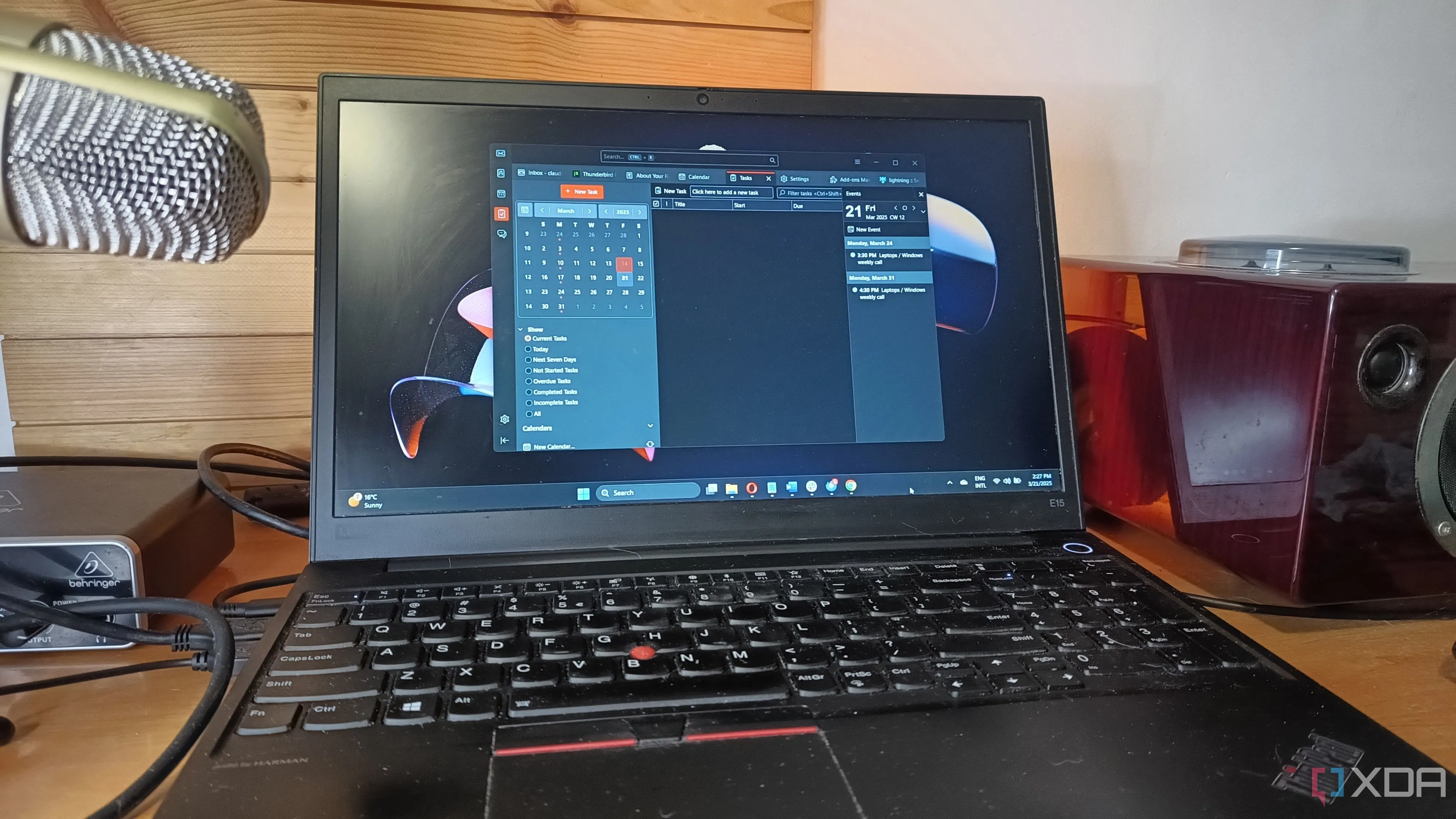 Giao diện phần mềm quản lý email Thunderbird trên laptop Windows 11 với nhiều tài khoản email được tích hợp