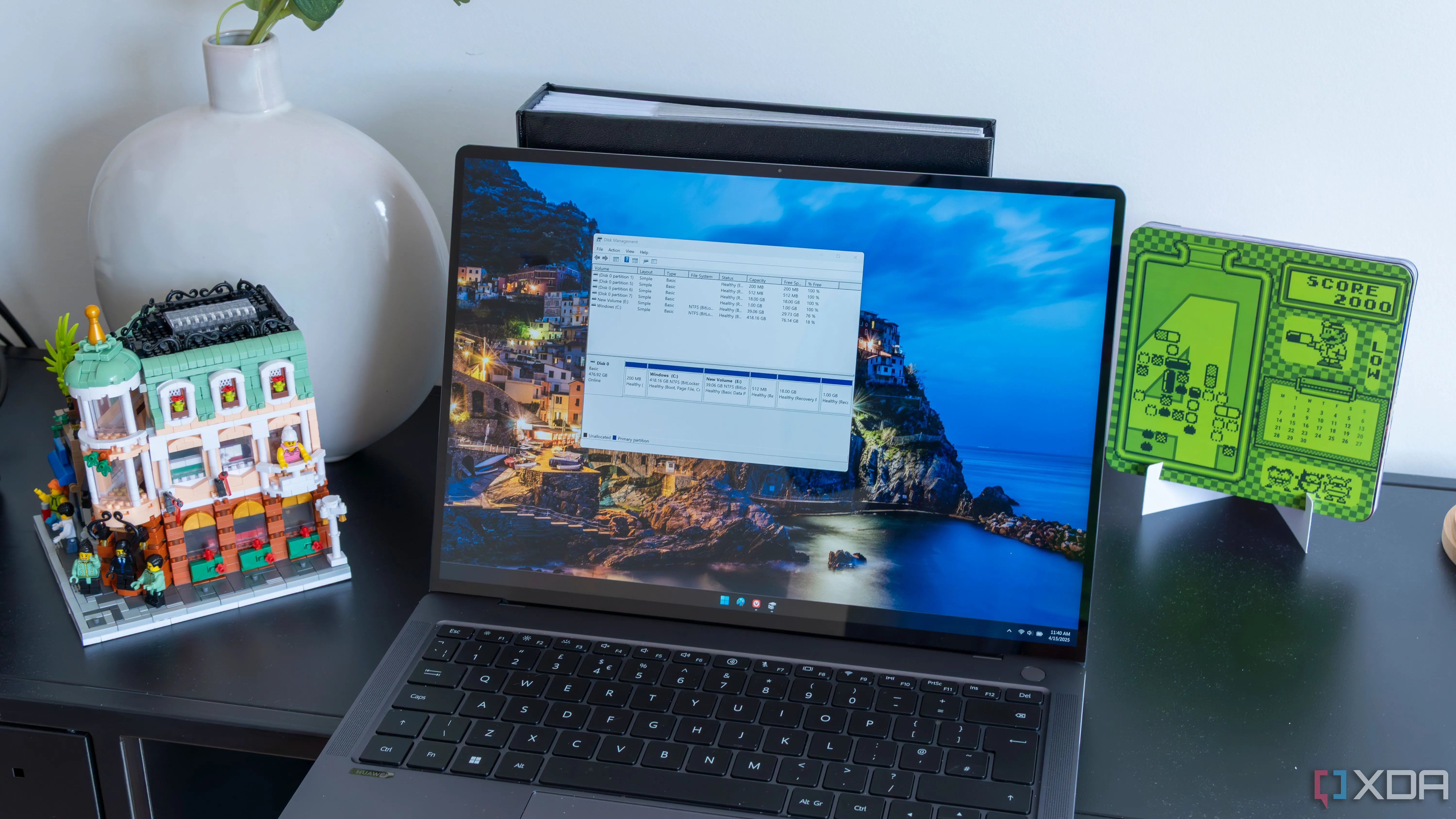 Giao diện Quản lý Đĩa (Disk Management) trên một laptop Windows 11, minh họa khả năng kiểm soát hệ thống sau khi tối ưu