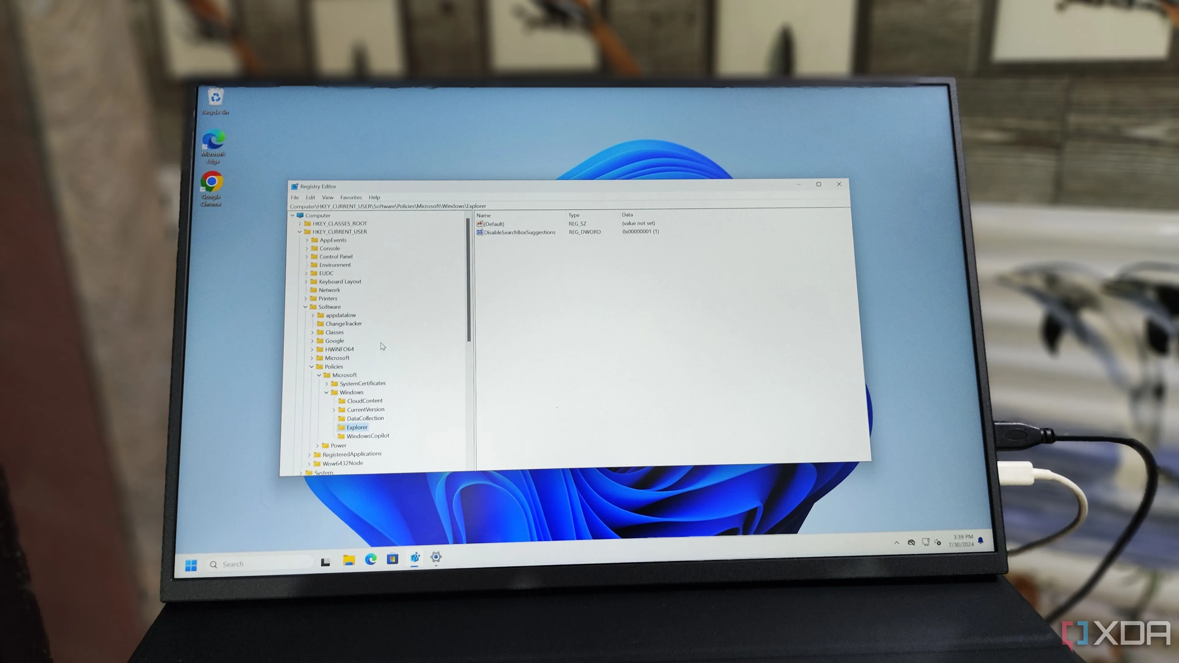 Giao diện Registry Editor của Windows 11 mở trên màn hình, cảnh báo về việc chỉnh sửa không cần thiết