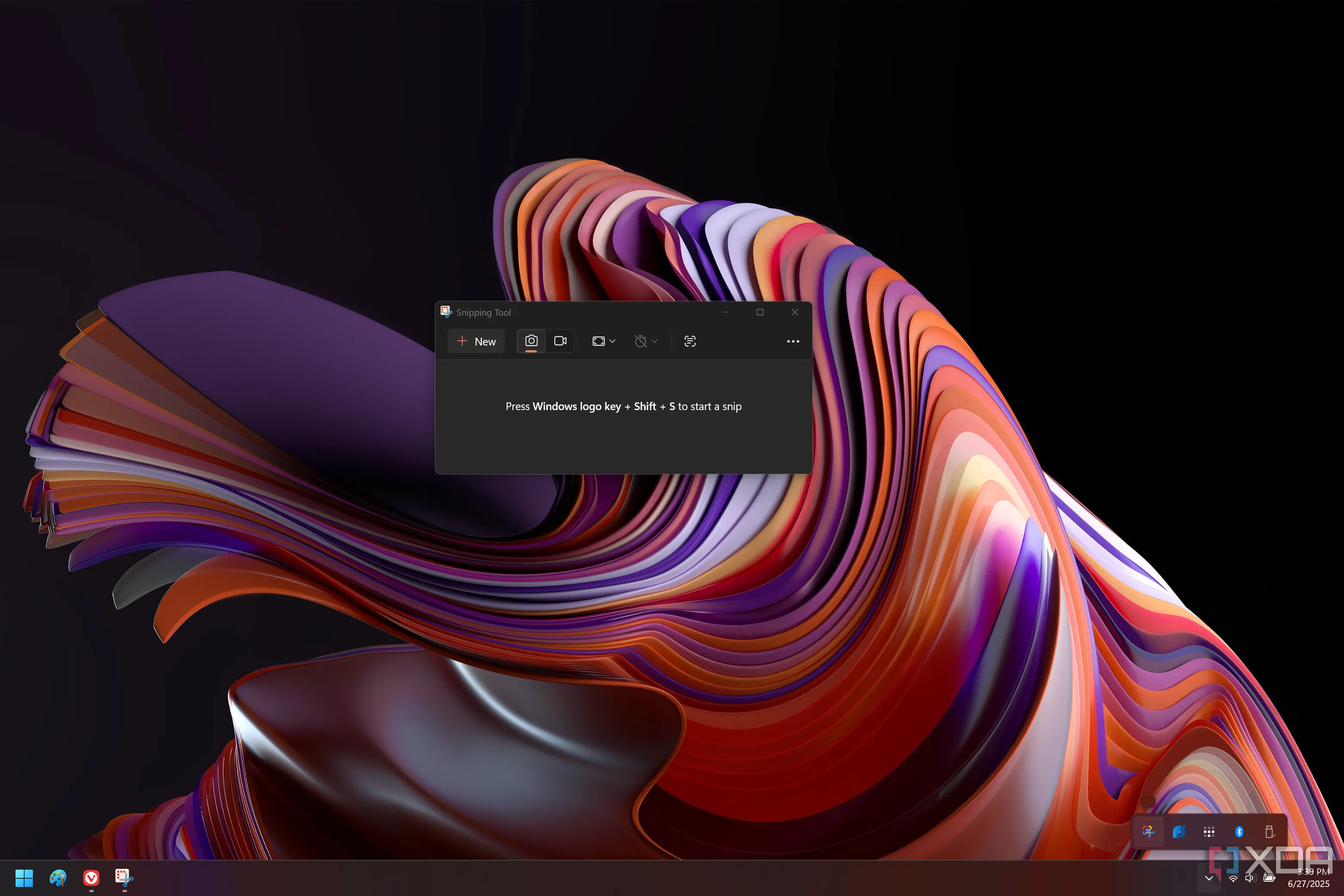 Giao diện Snipping Tool trên Windows 11 tích hợp biểu tượng Snipping Lens ở khay hệ thống, minh họa sự dễ dàng truy cập.