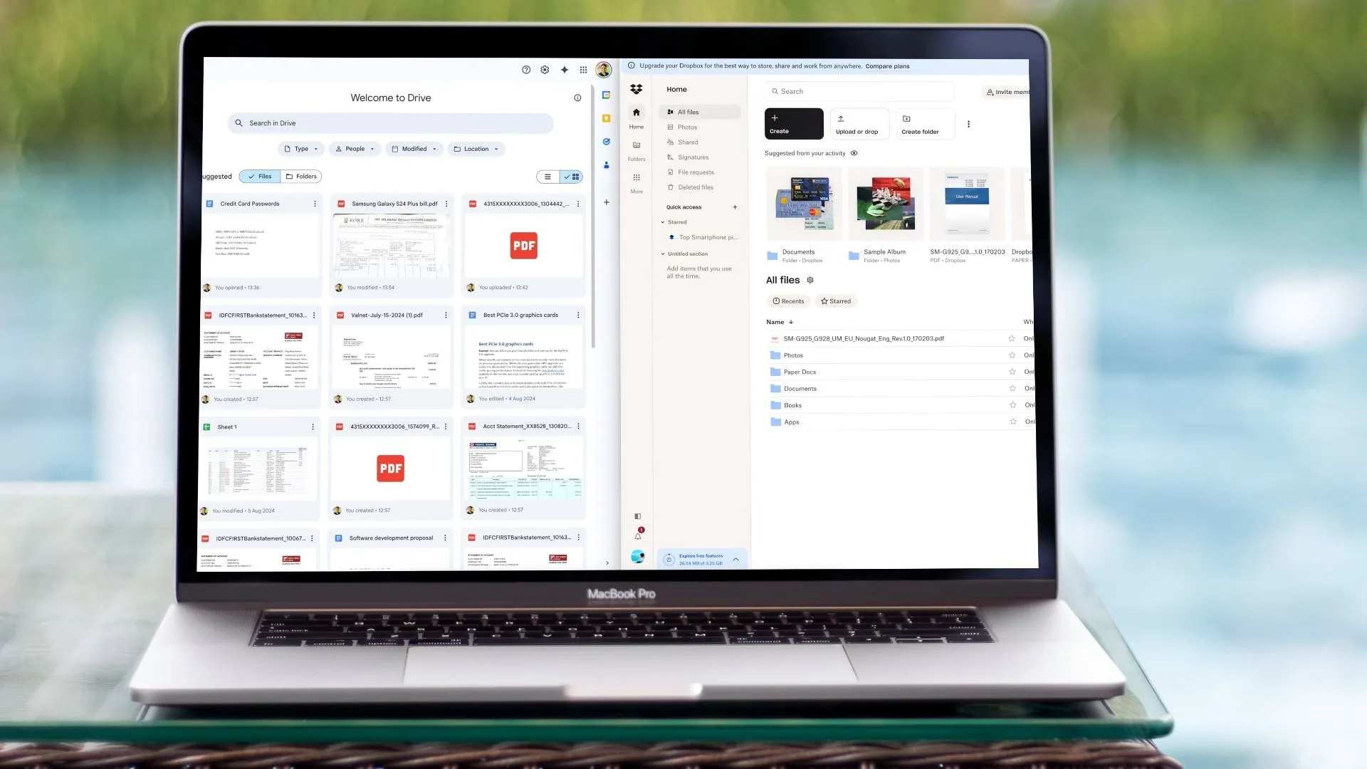 Giao diện so sánh Google Drive và Dropbox hiển thị trên màn hình MacBook Pro, thể hiện các lựa chọn lưu trữ đám mây phổ biến.