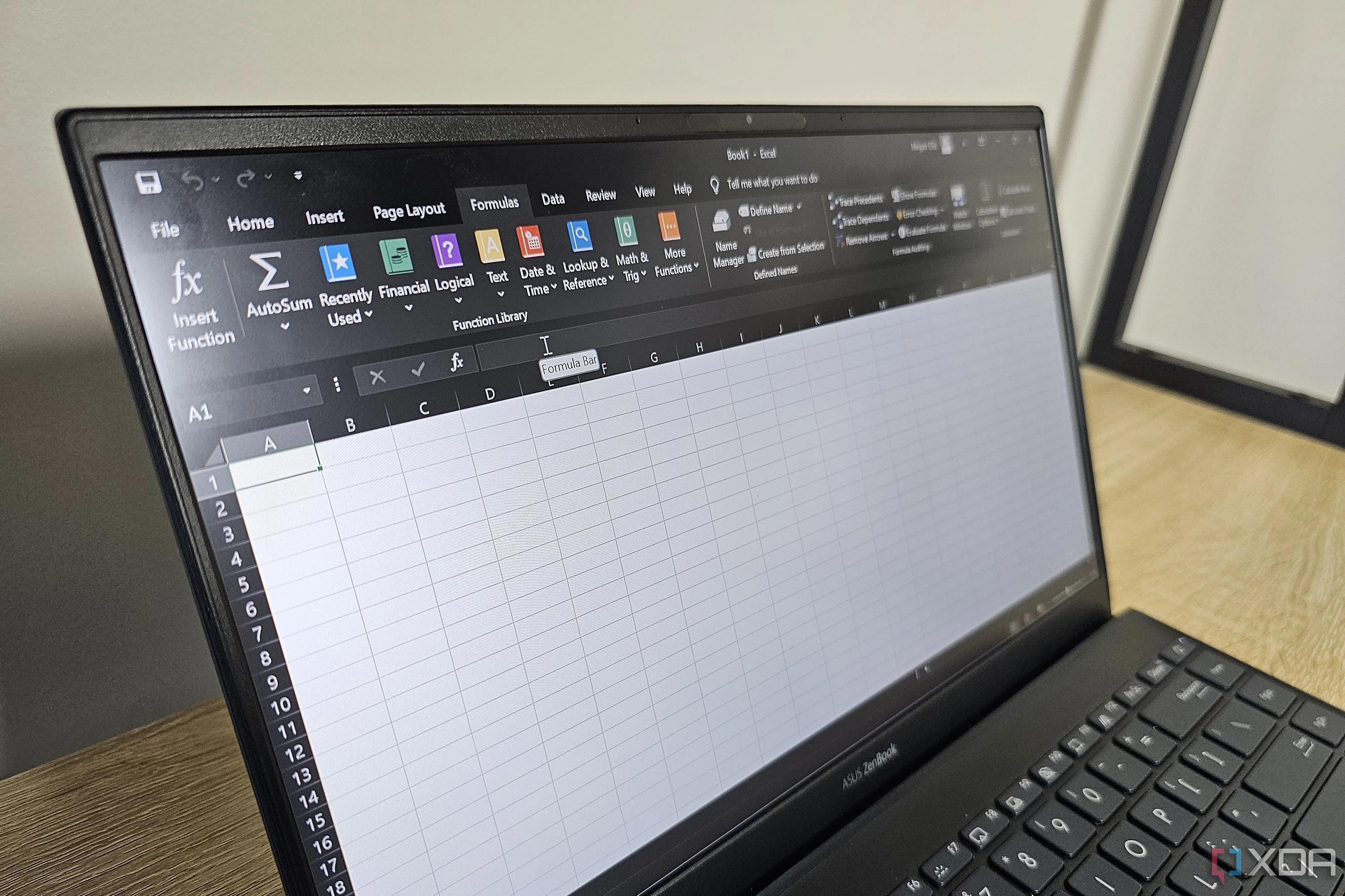 Giao diện tab Formulas trong Excel trên laptop, nơi tích hợp Python