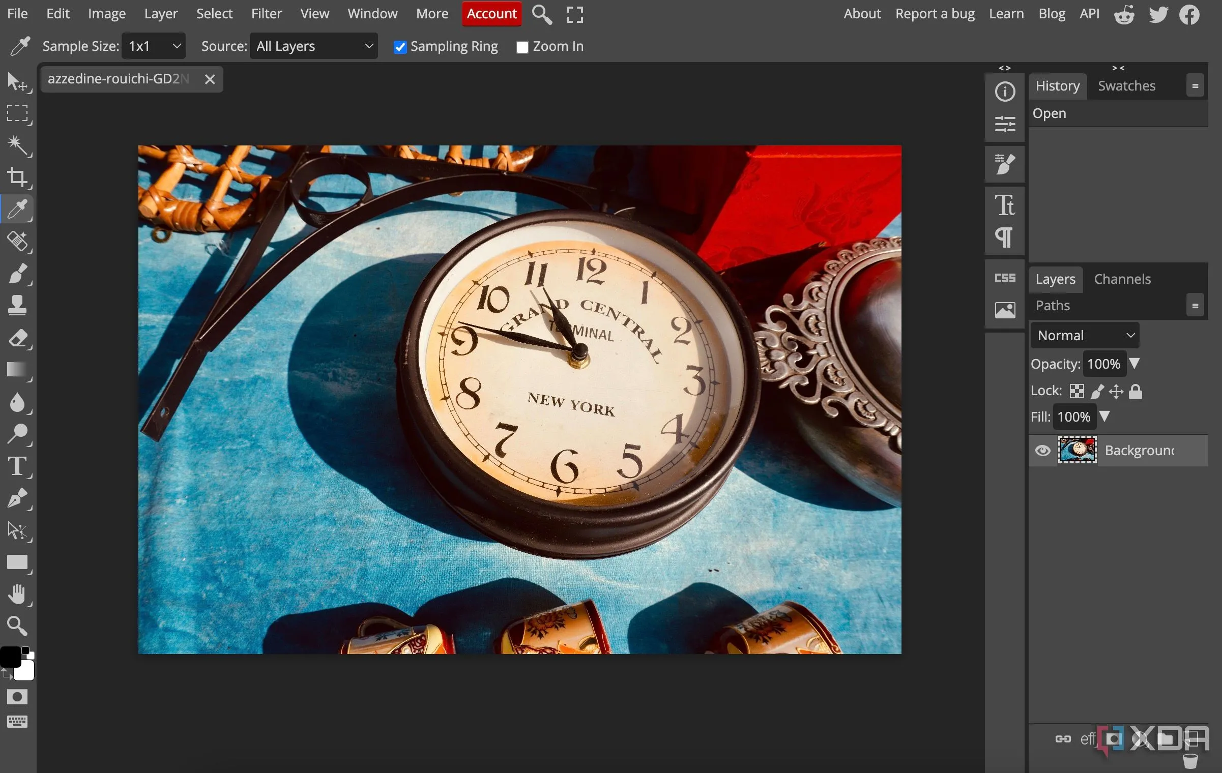 Giao diện trang chủ Photopea với banner quảng cáo bên cạnh, minh họa mô hình miễn phí nhưng có hỗ trợ quảng cáo
