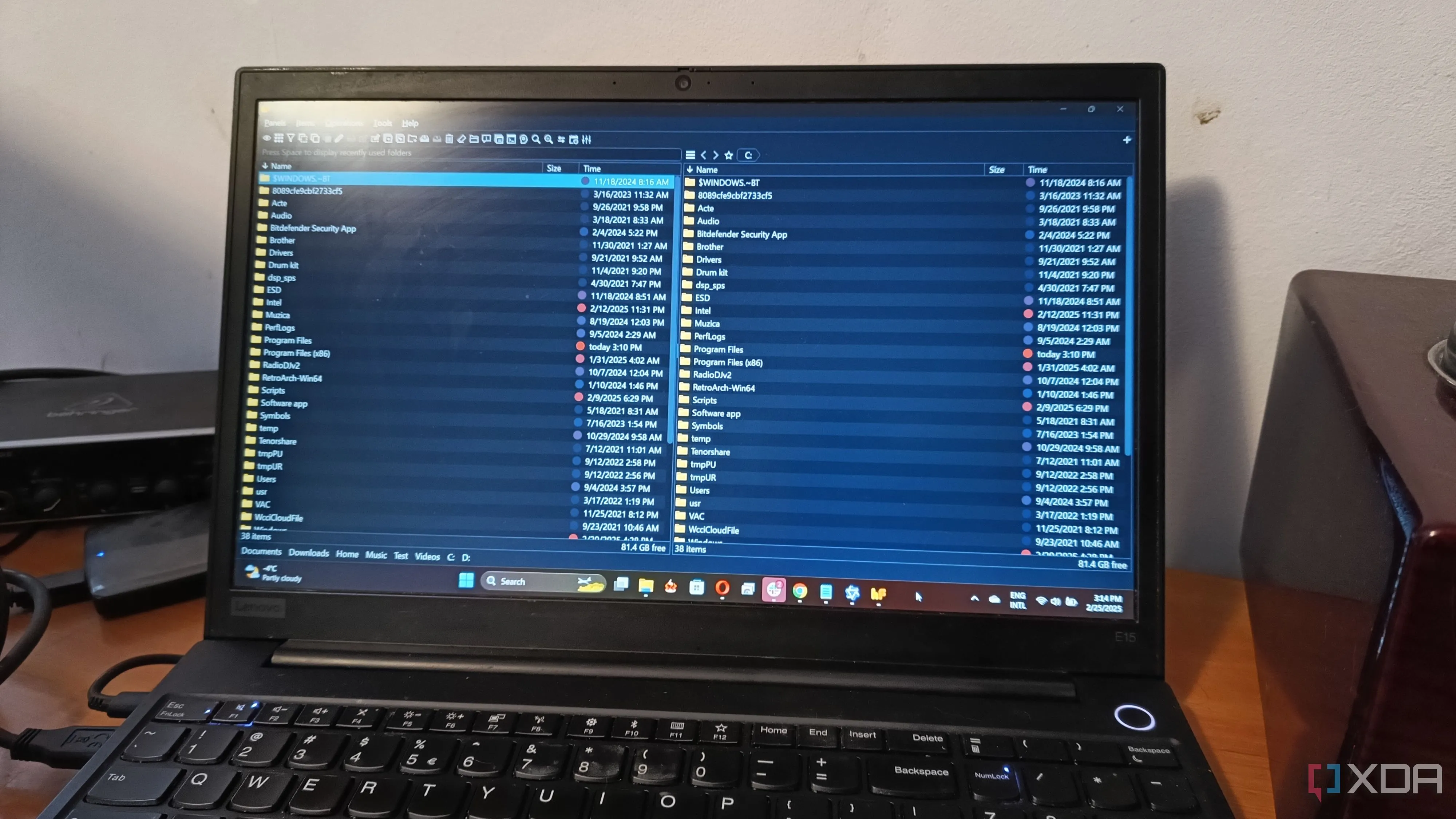 Giao diện trình quản lý file trên laptop Windows minh họa việc sao chép dữ liệu