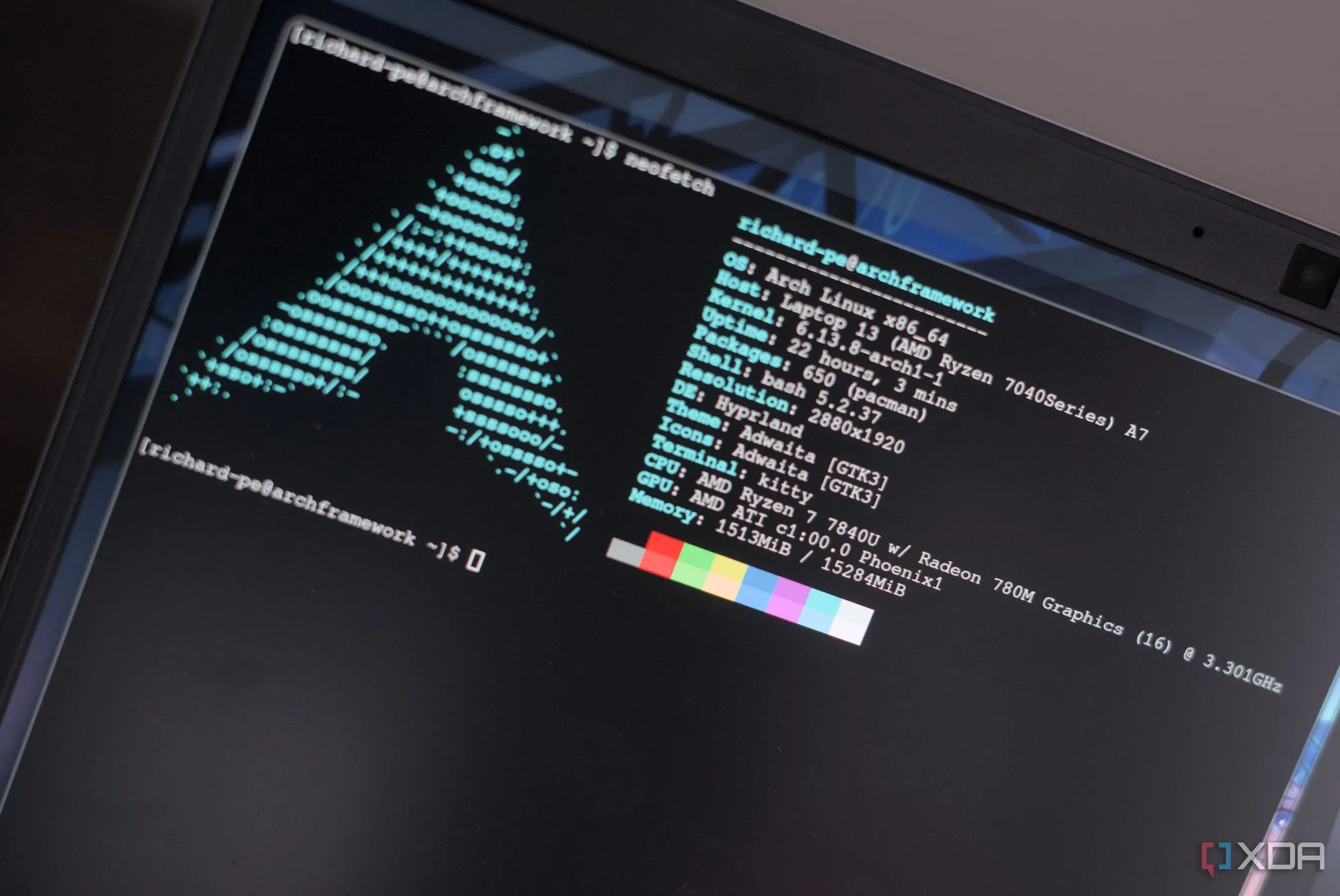 Giao diện tùy biến Hyprland trên Arch Linux chạy trên laptop Framework