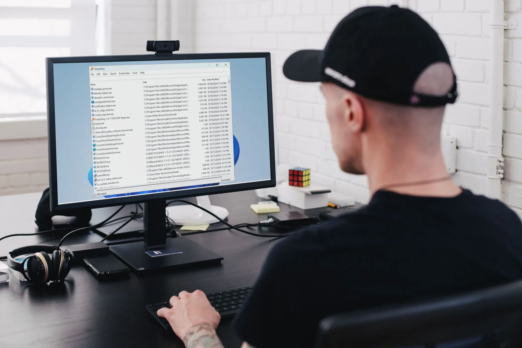 Giao diện ứng dụng Everything đang được người dùng thao tác tìm kiếm file trên màn hình máy tính
