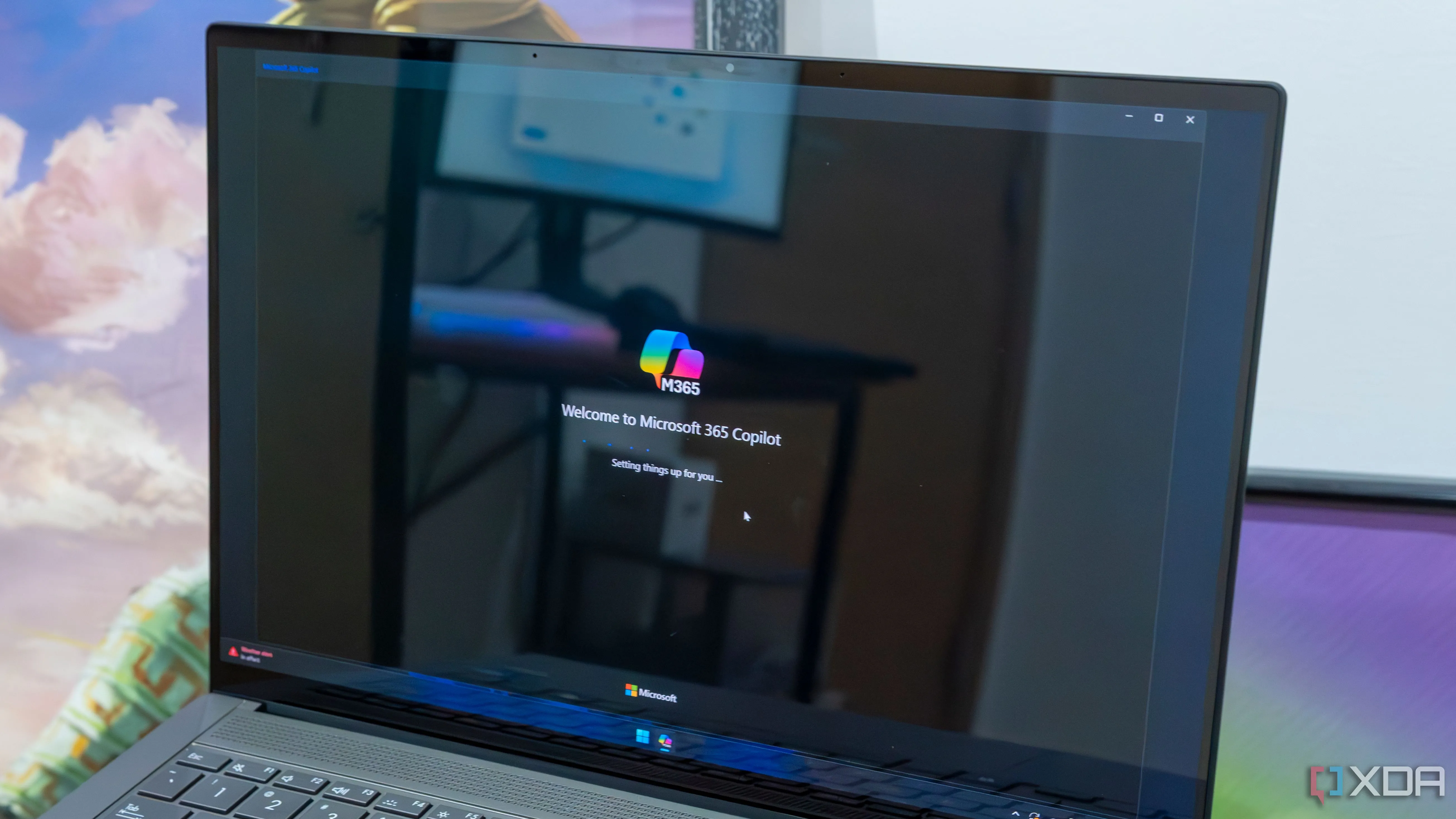 Giao diện ứng dụng Microsoft 365 Copilot trên laptop chạy Windows 11, hỗ trợ AI.