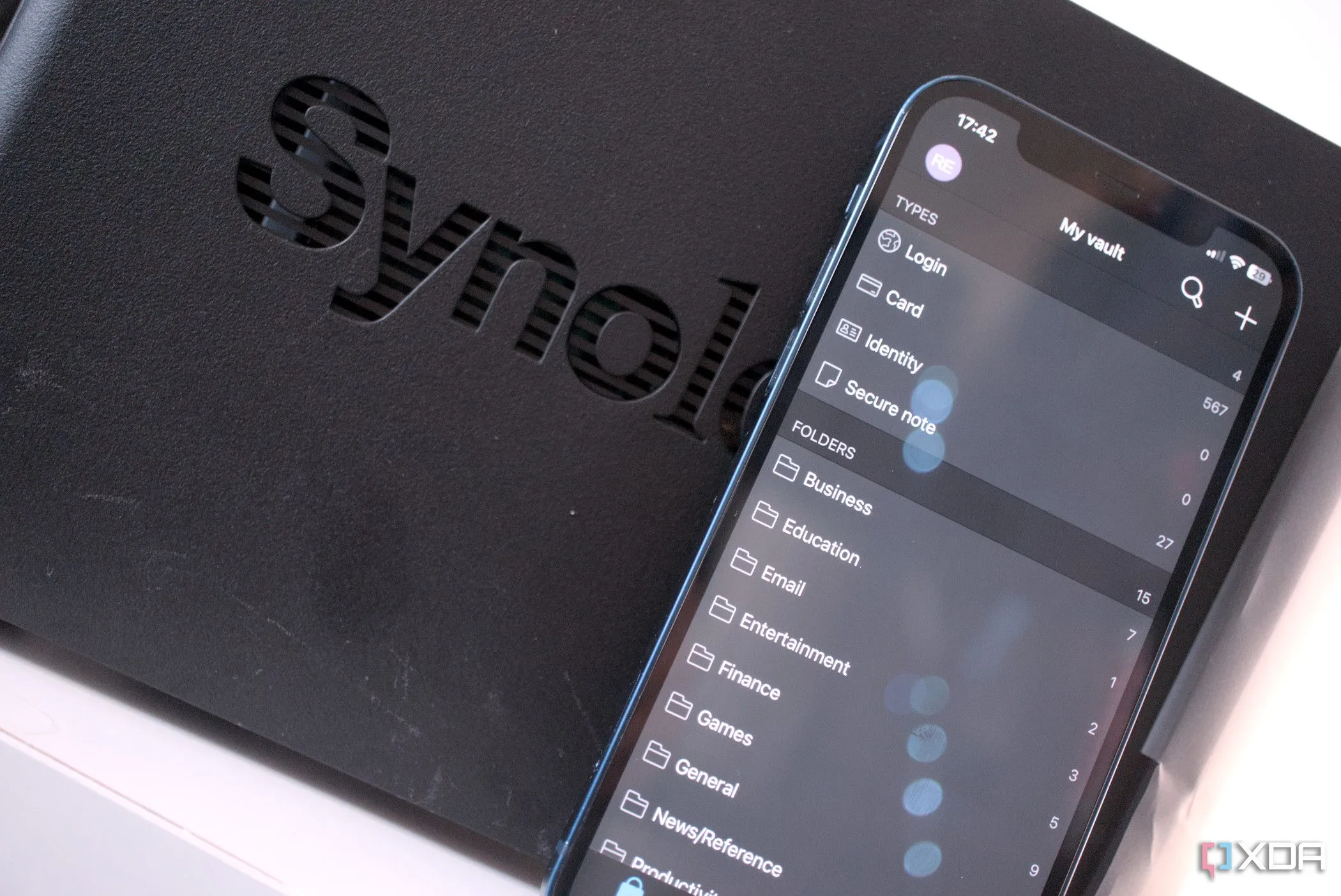 Giao diện ứng dụng quản lý mật khẩu Bitwarden đang chạy trên Synology NAS, minh họa một ứng dụng tự host phổ biến