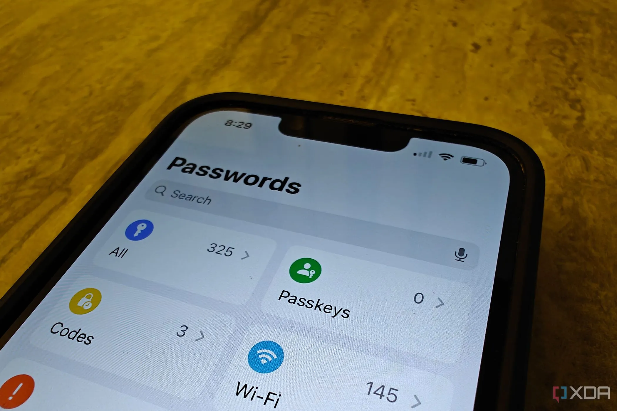 Giao diện ứng dụng Quản lý Mật khẩu trên iPhone đang hiển thị danh sách các tài khoản đã lưu