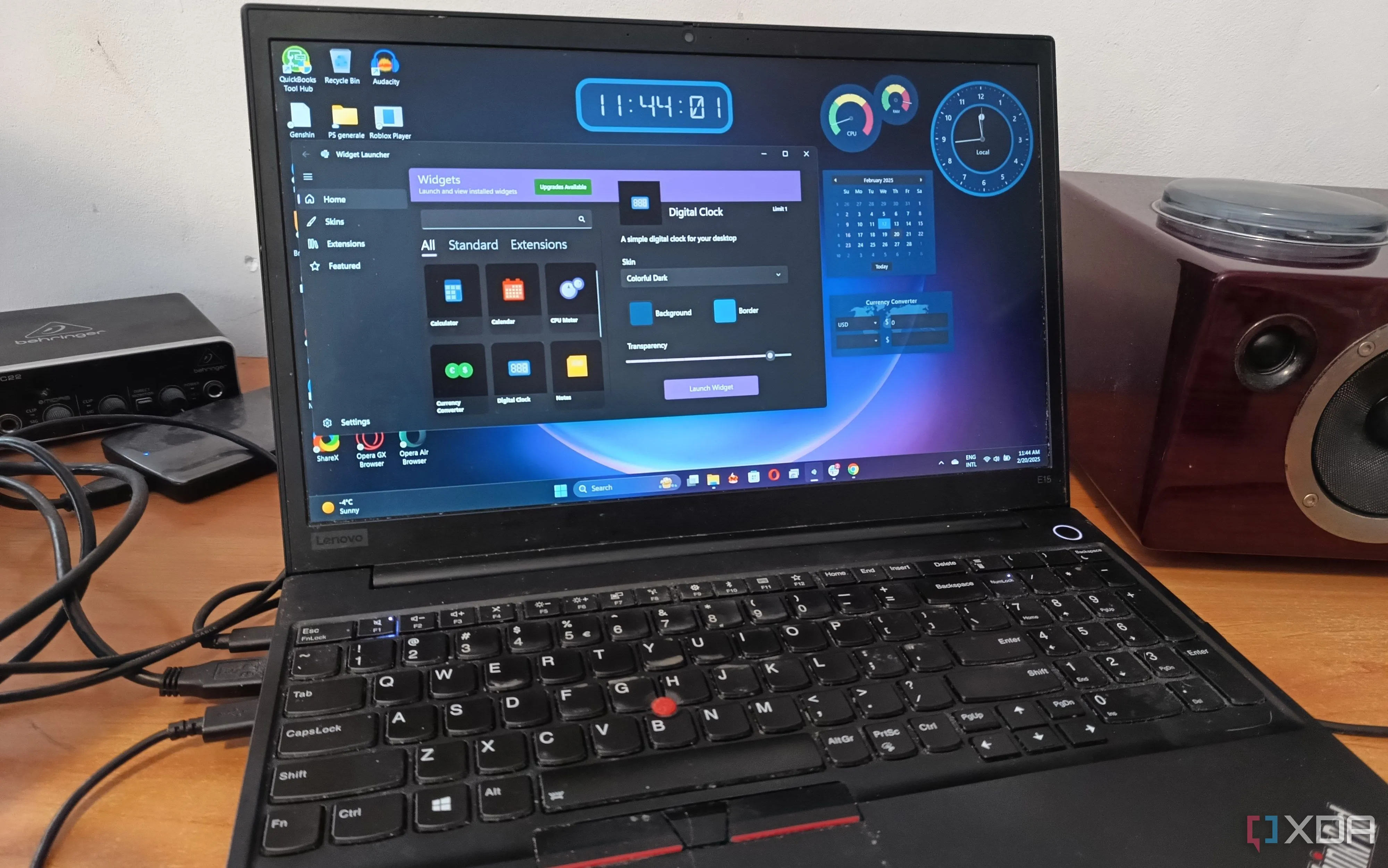 Giao diện Widget Launcher và các tiện ích đang chạy trên màn hình máy tính Windows 11