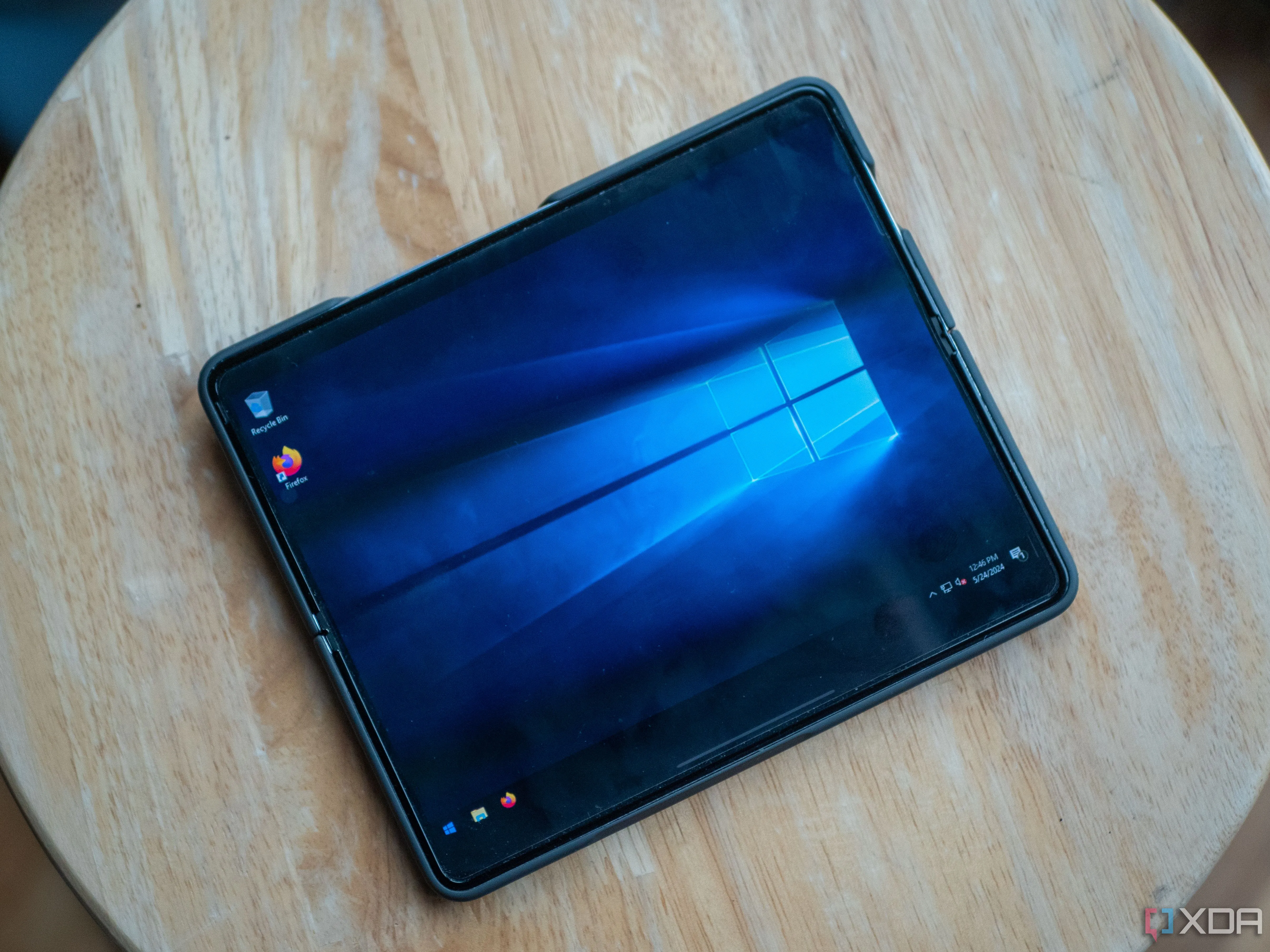 Giao diện Windows 10 hiển thị trên màn hình Samsung Galaxy Z Fold 5, tượng trưng cho việc tùy biến và hỗ trợ bên thứ ba