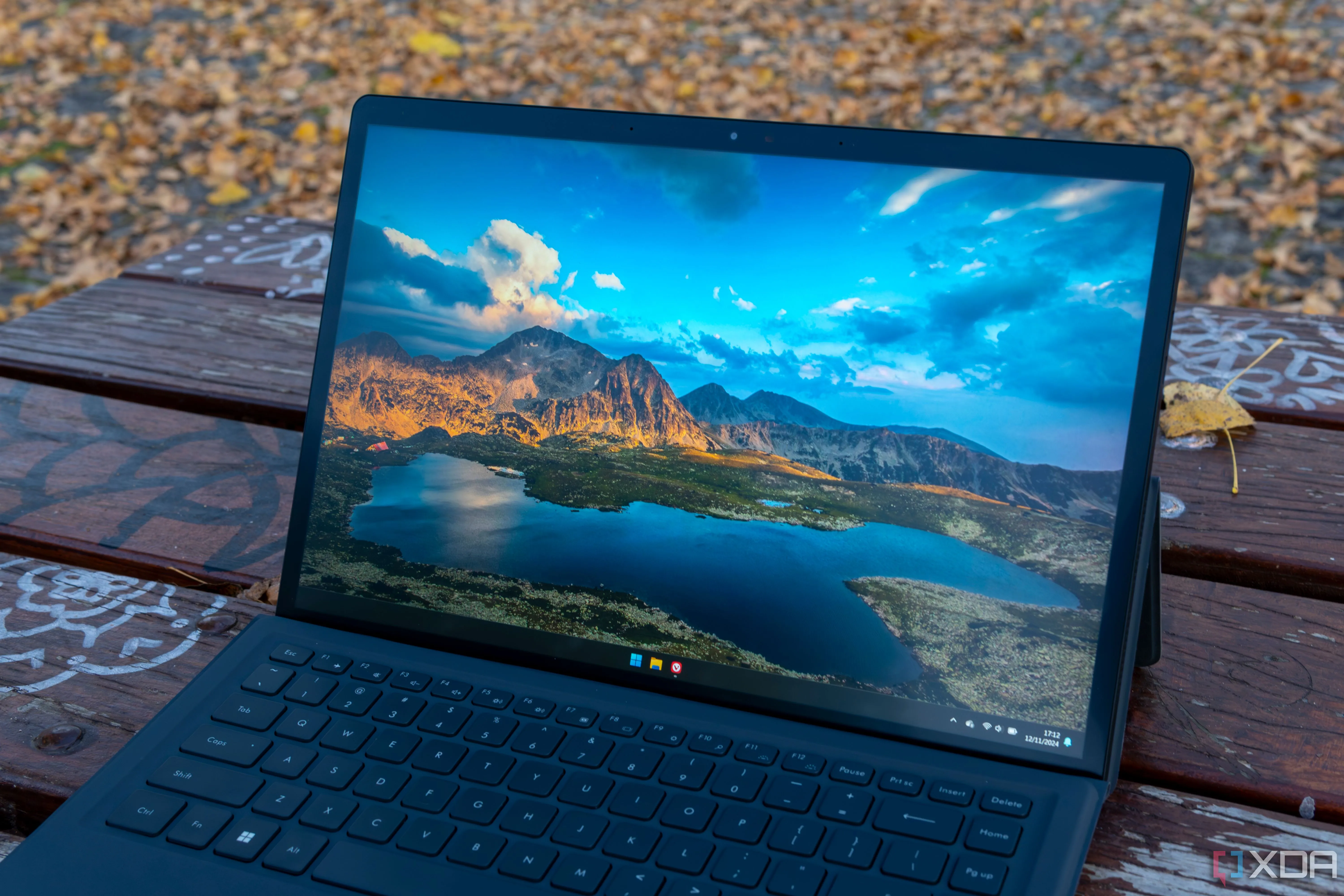 Giao diện Windows 11 trên màn hình desktop minh họa