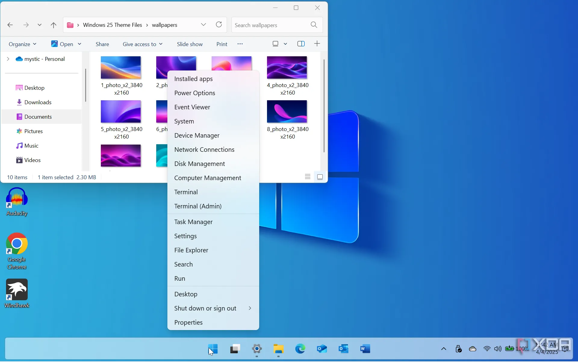 Giao diện Windows 25 mod với menu Start được tùy chỉnh và căn giữa, thể hiện sự linh hoạt của bản mod.