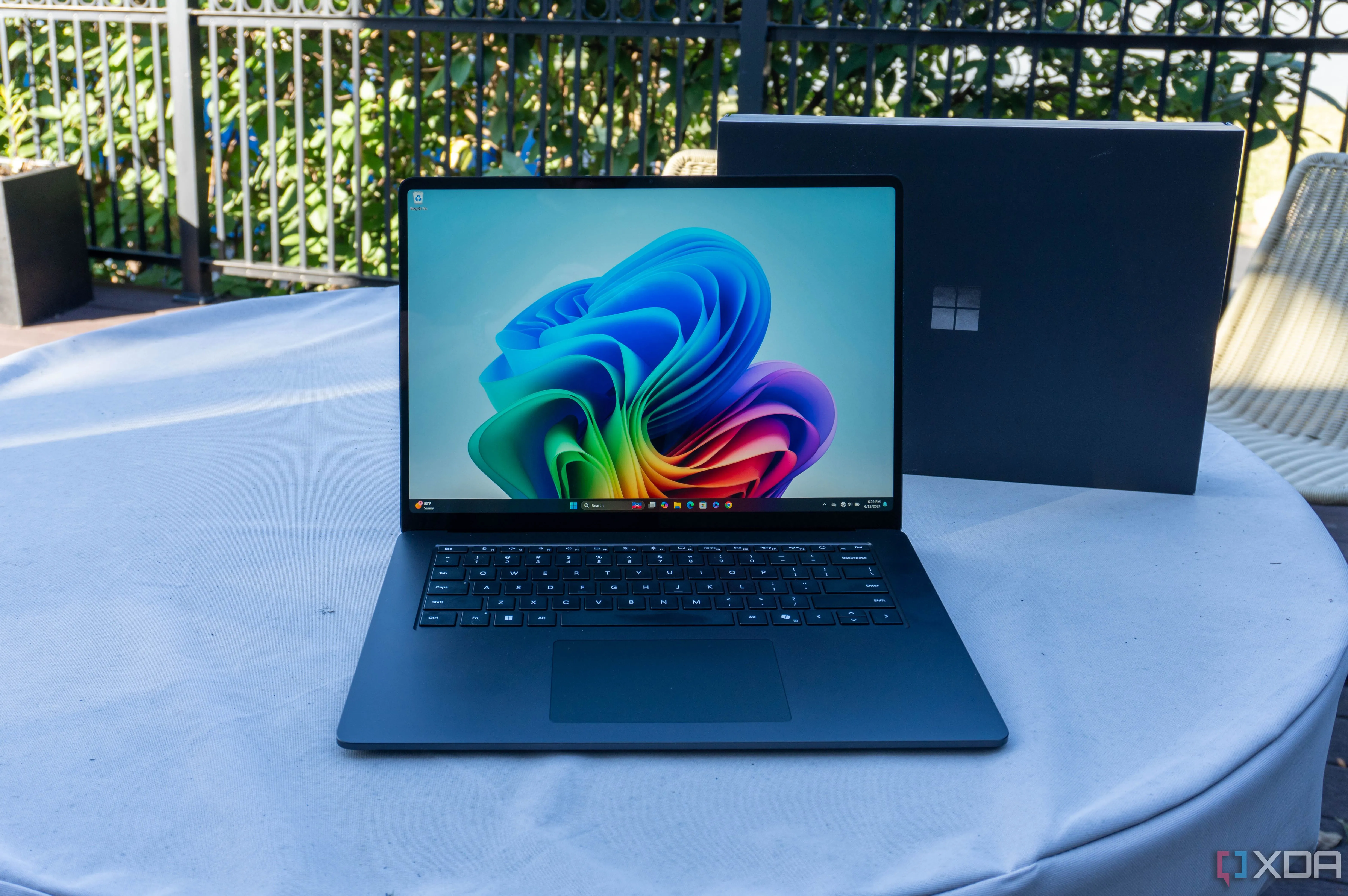 Giao diện Windows trên màn hình của một chiếc Surface Laptop 7