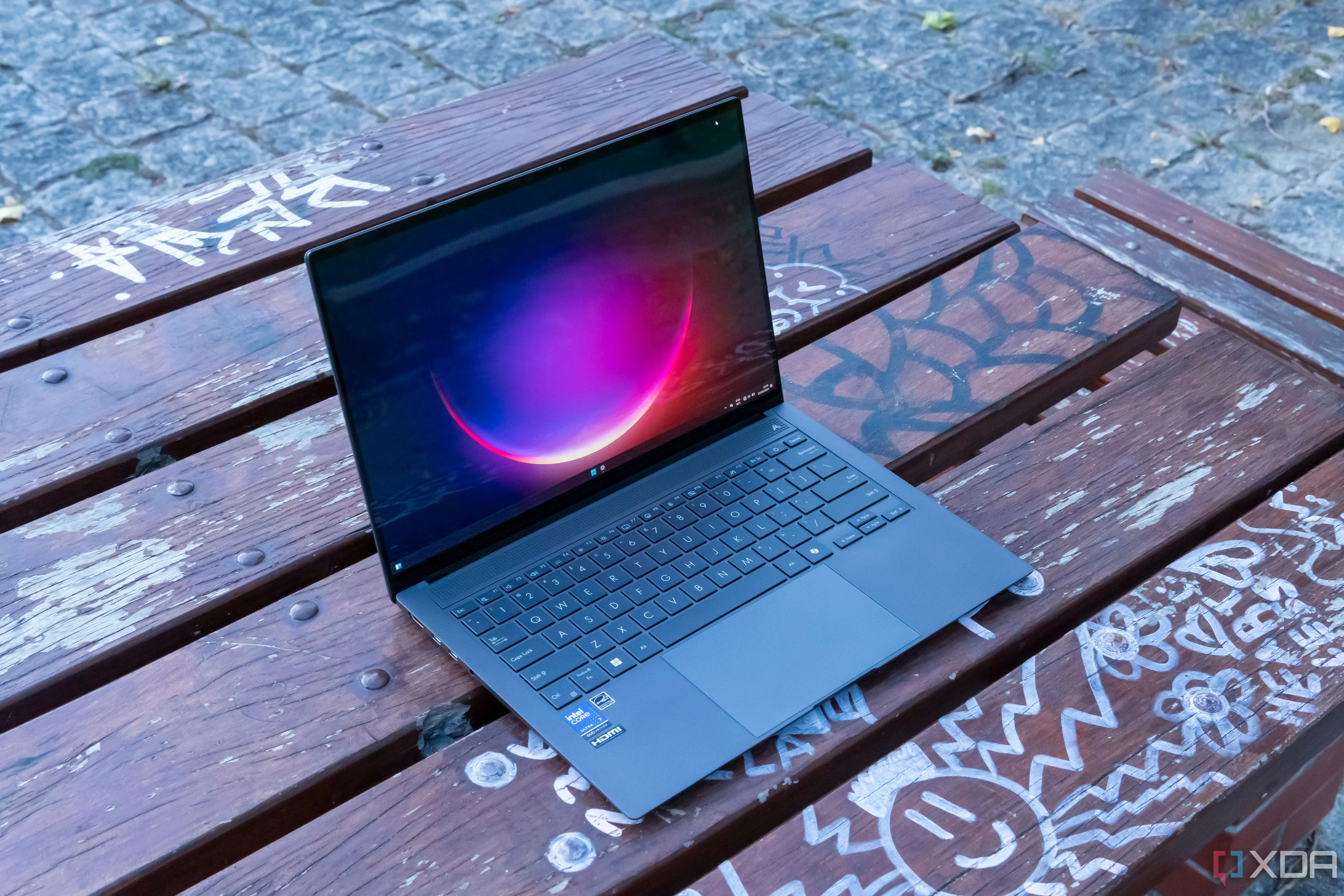 Góc nhìn cận cảnh laptop Asus Zenbook S 14 hiển thị màn hình nền Windows 11, minh họa môi trường làm việc lý tưởng cho Power Automate