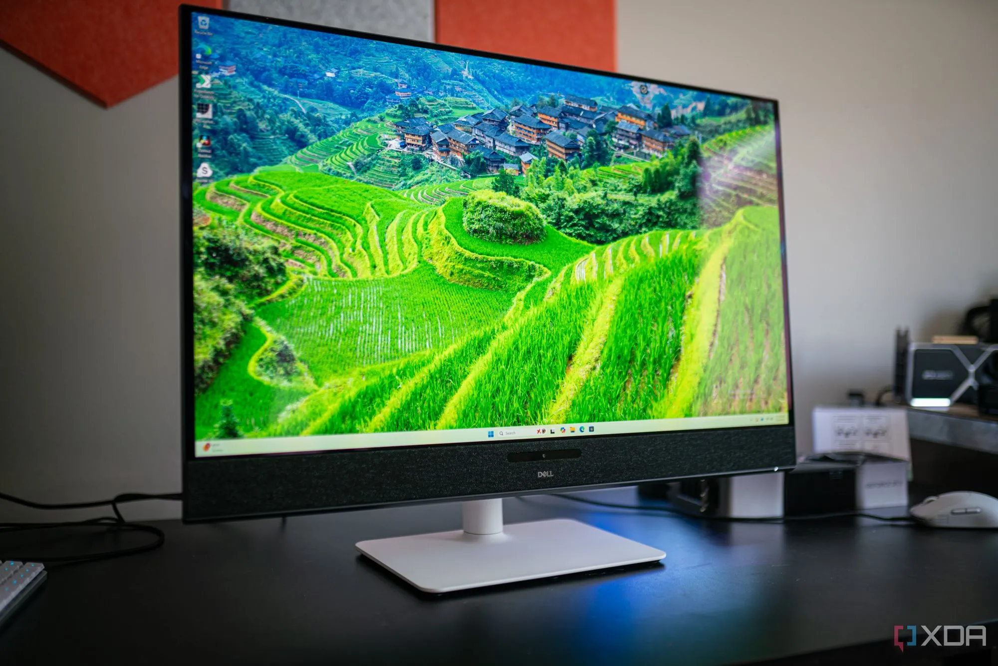 Góc nhìn cận cảnh màn hình Dell 32 Plus QD-OLED 4K, nổi bật với viền mỏng và thiết kế hiện đại