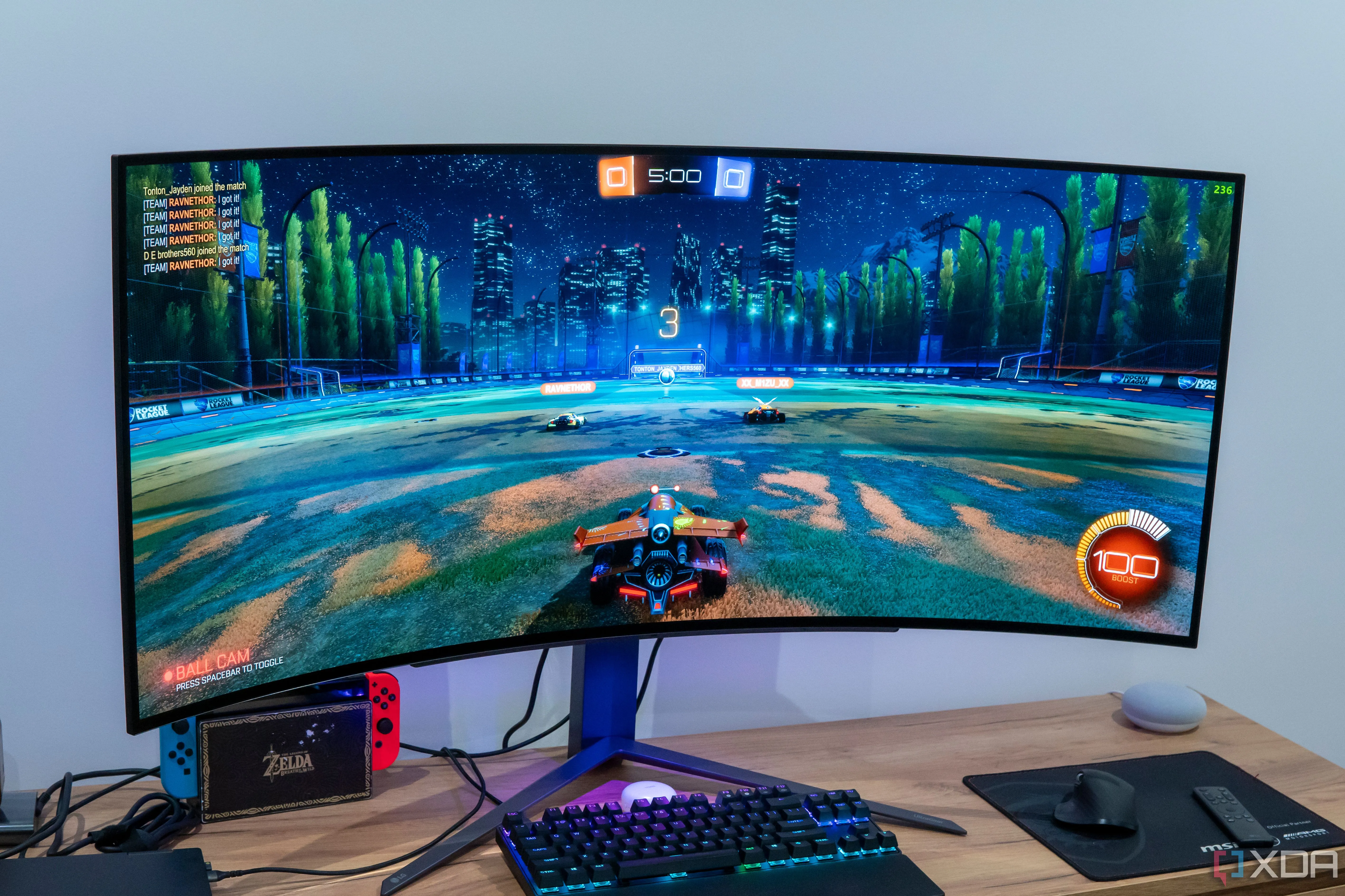 Góc nhìn mặt trước của LG UltraGear 45GR95QE hiển thị Rocket League