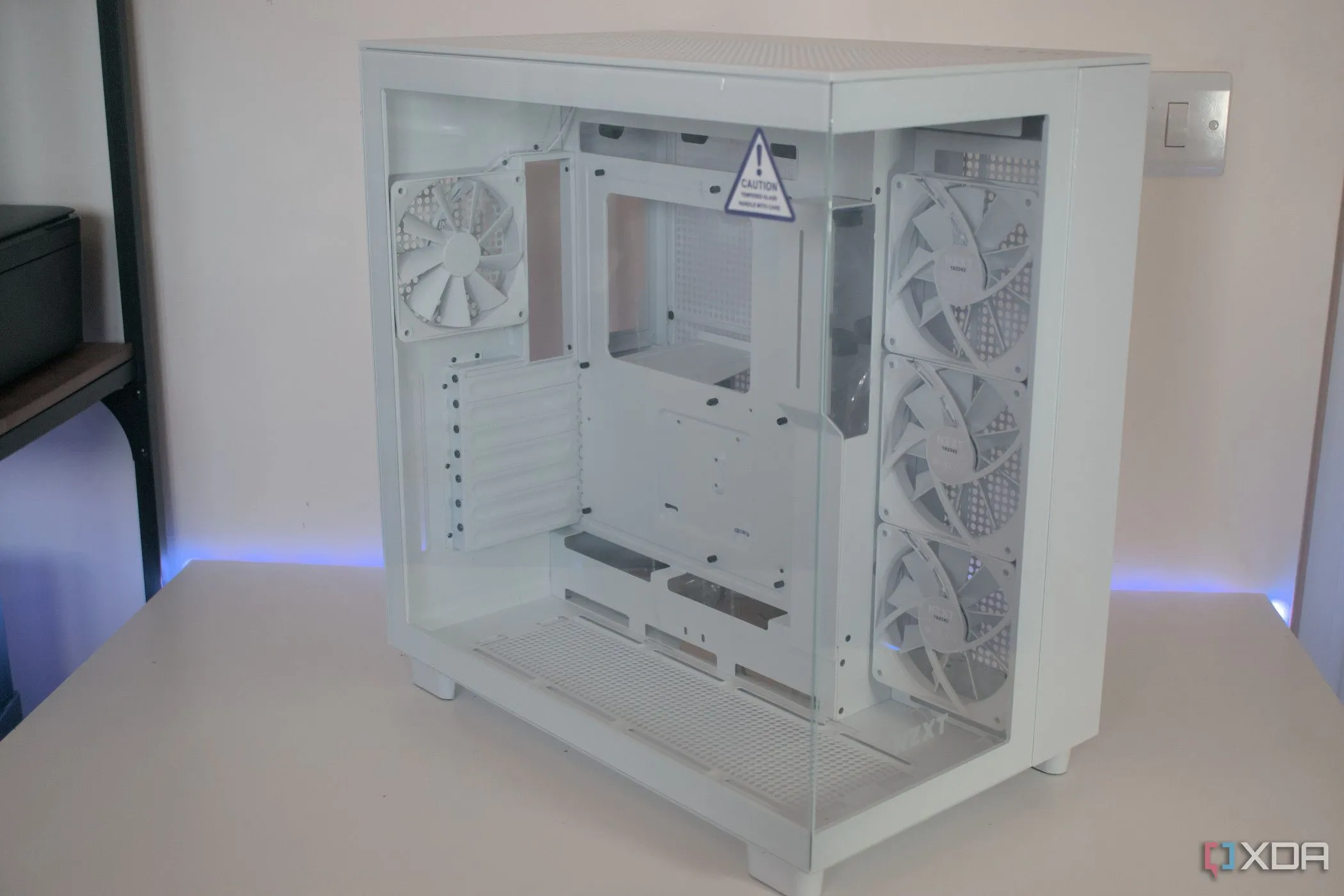 Góc nhìn mặt trước của thùng máy NZXT H9 Flow, thể hiện khả năng tối ưu luồng khí và không gian nội thất.