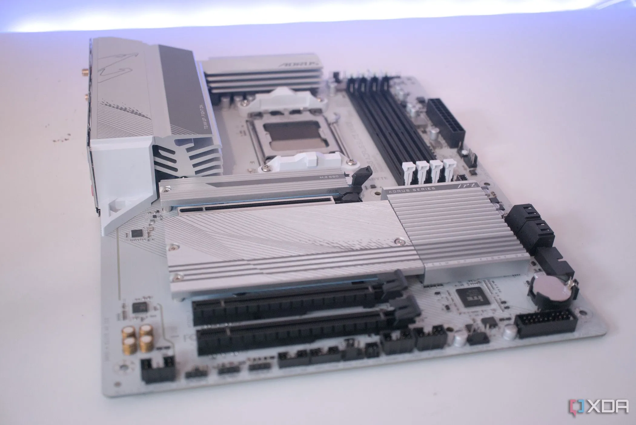 Góc nhìn nghiêng của bo mạch chủ Gigabyte B650 Aorus Elite AX Ice