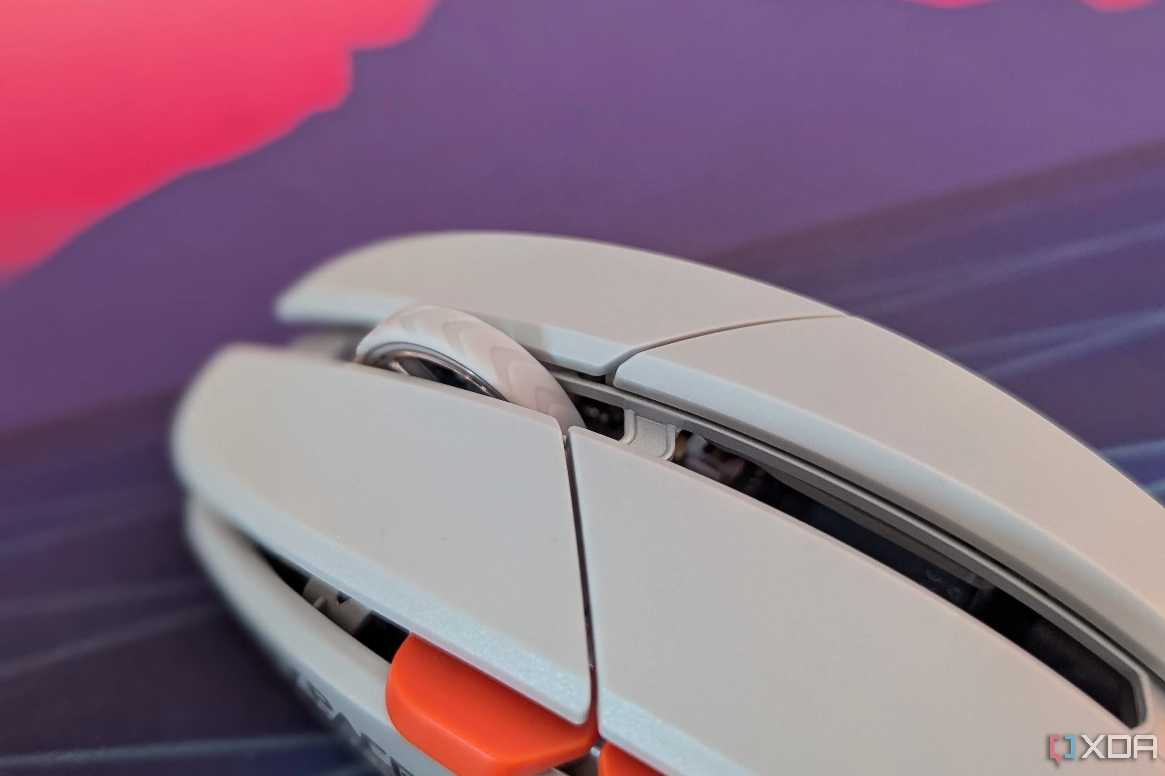 Góc nhìn trên cao của chuột gaming với bánh xe cuộn, minh họa cách cuộn truyền thống