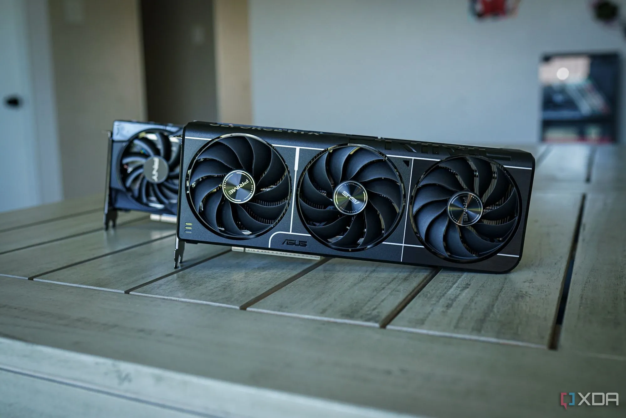 Hai card đồ họa Nvidia RTX 5060 Ti 8GB và 16GB trên bàn.