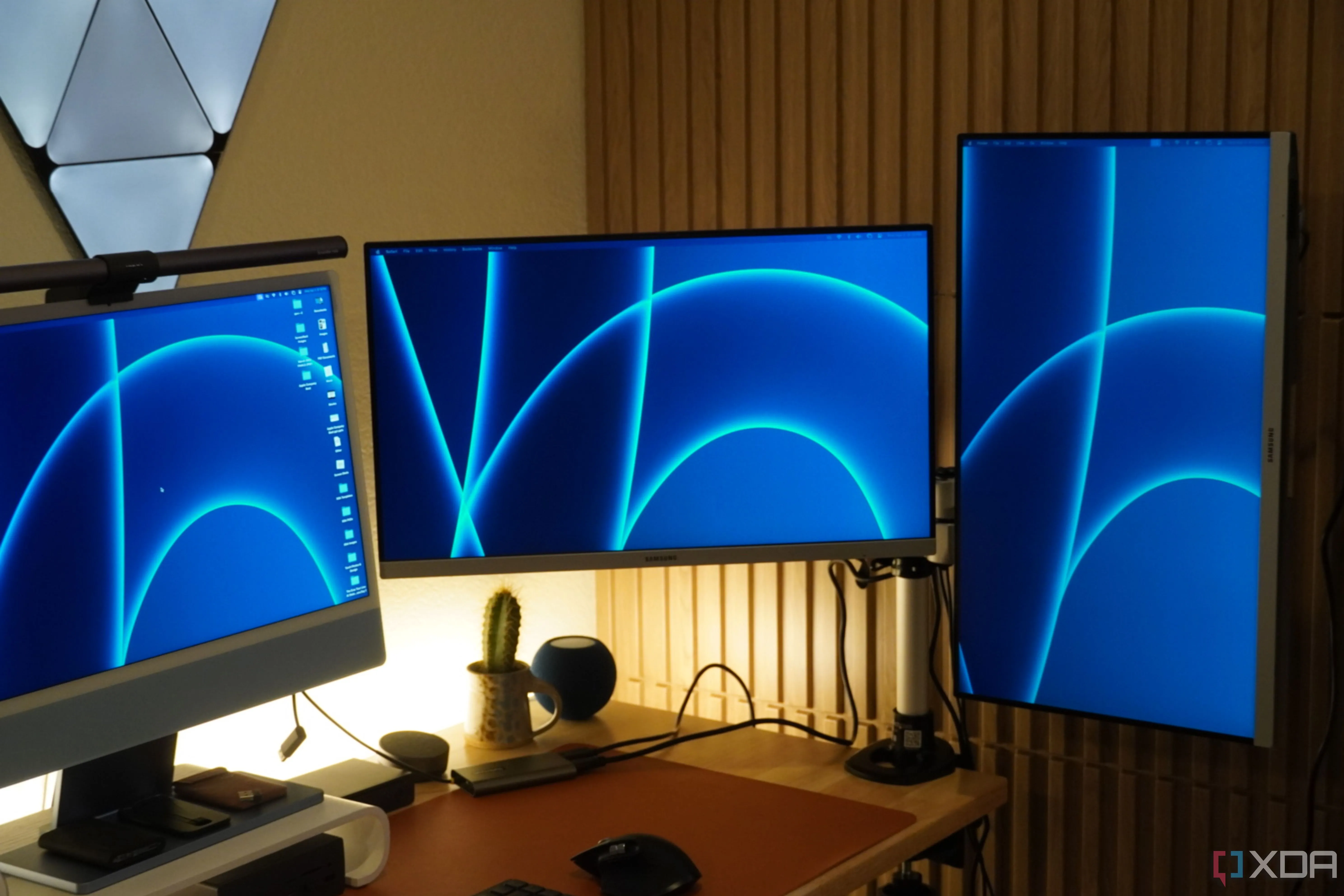 Hai màn hình máy tính được gắn trên giá đỡ StarTech Dual Monitor Arm, thể hiện sự linh hoạt trong sắp đặt và nâng cấp của thiết lập màn hình kép.
