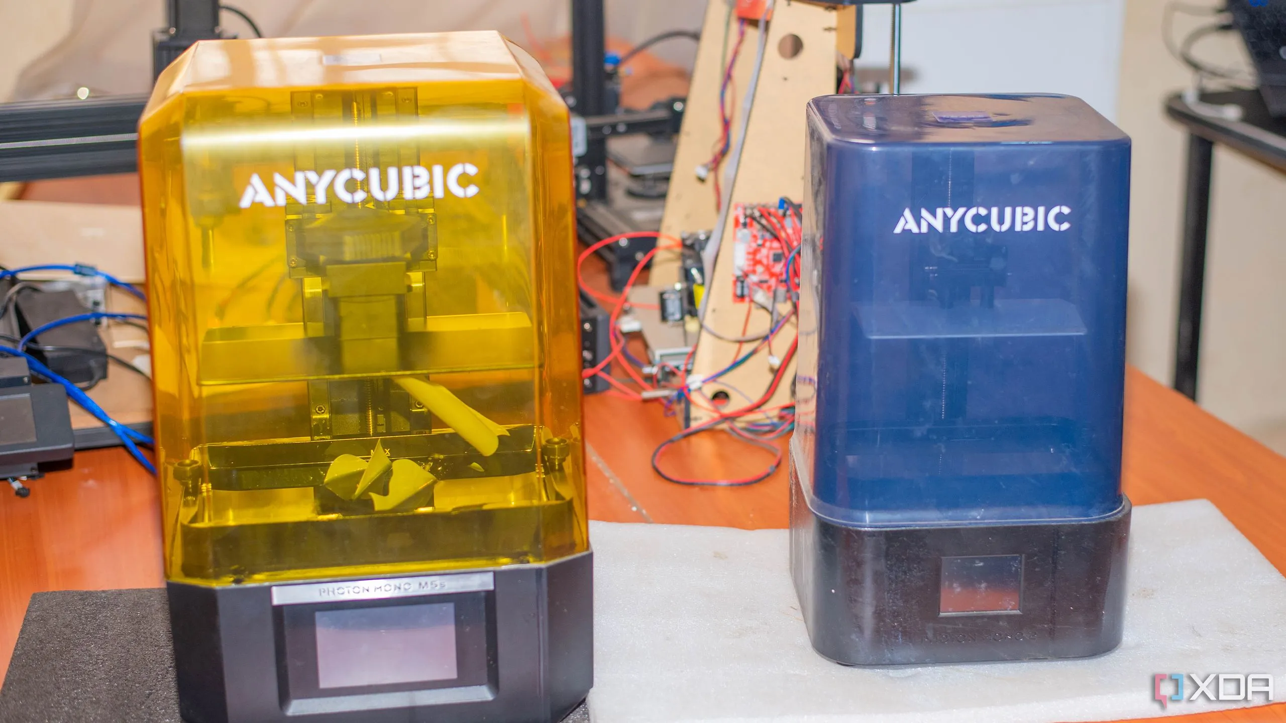 Hai máy in 3D Anycubic trên bàn làm việc, minh họa thiết bị công nghệ trong phòng lab