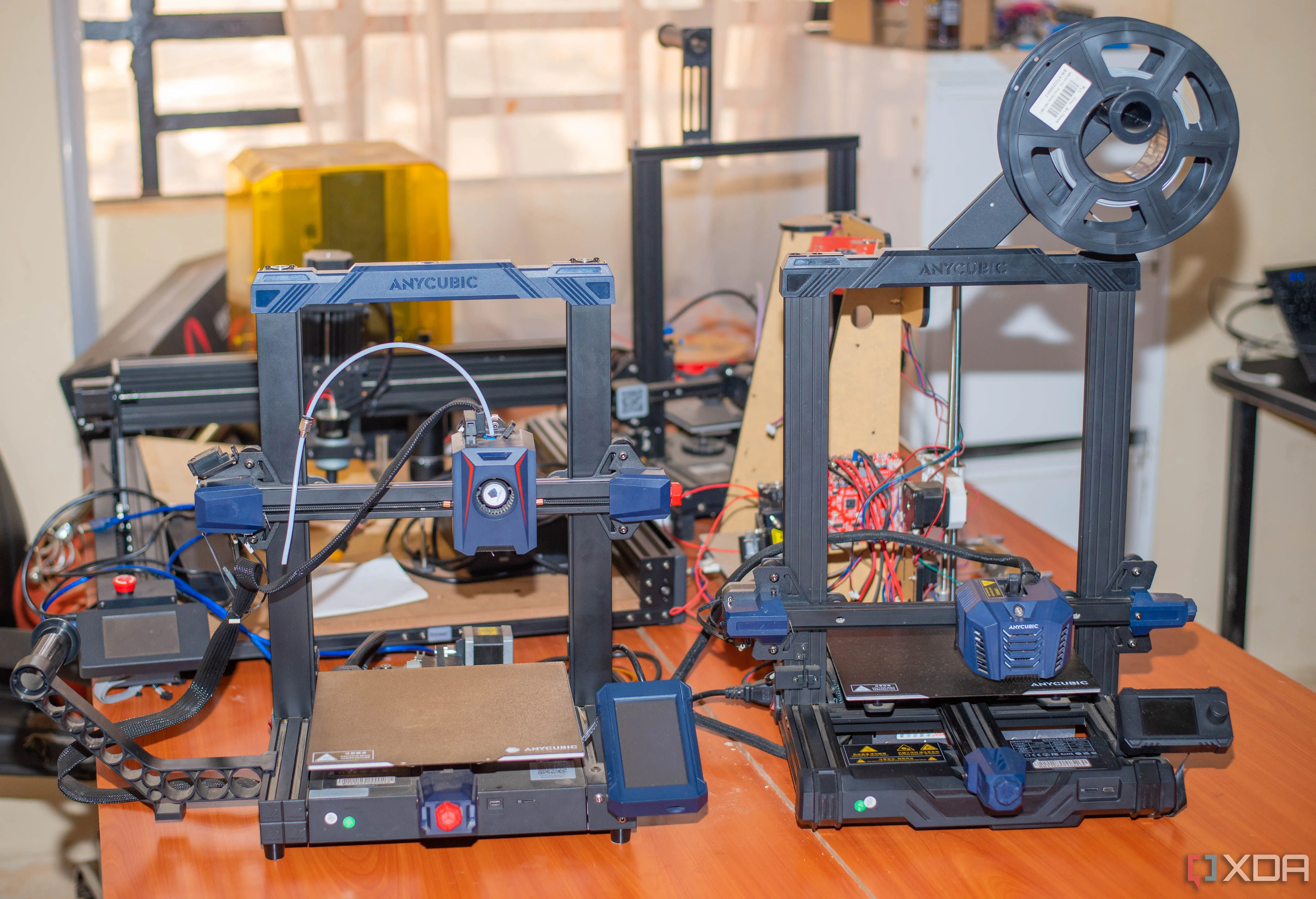 Hai máy in 3D hiện đại trên bàn làm việc cho thấy sự phát triển của công nghệ in 3D