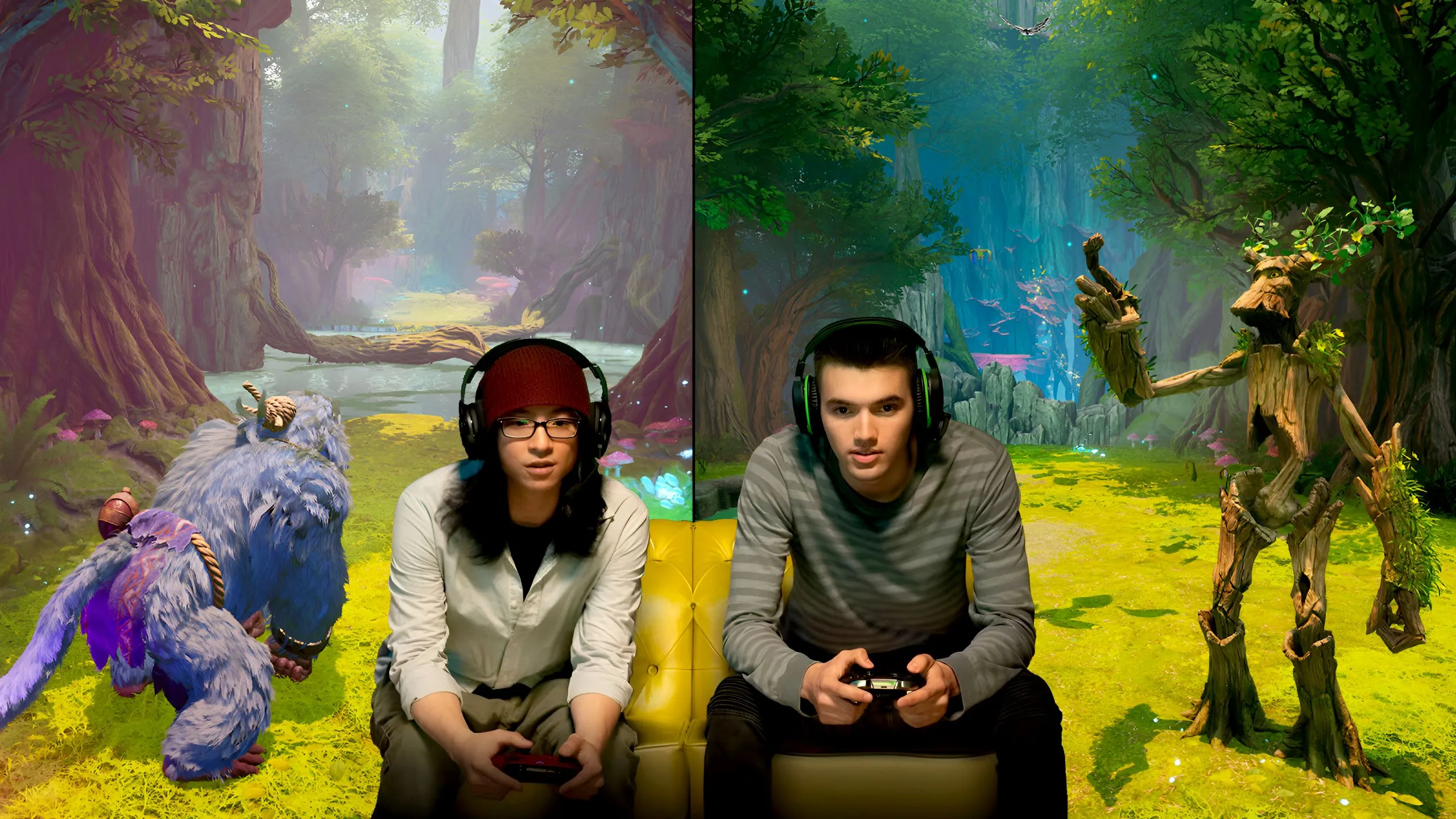 Hai người chơi game split-screen trên sofa, màn hình hiển thị game Split Fiction