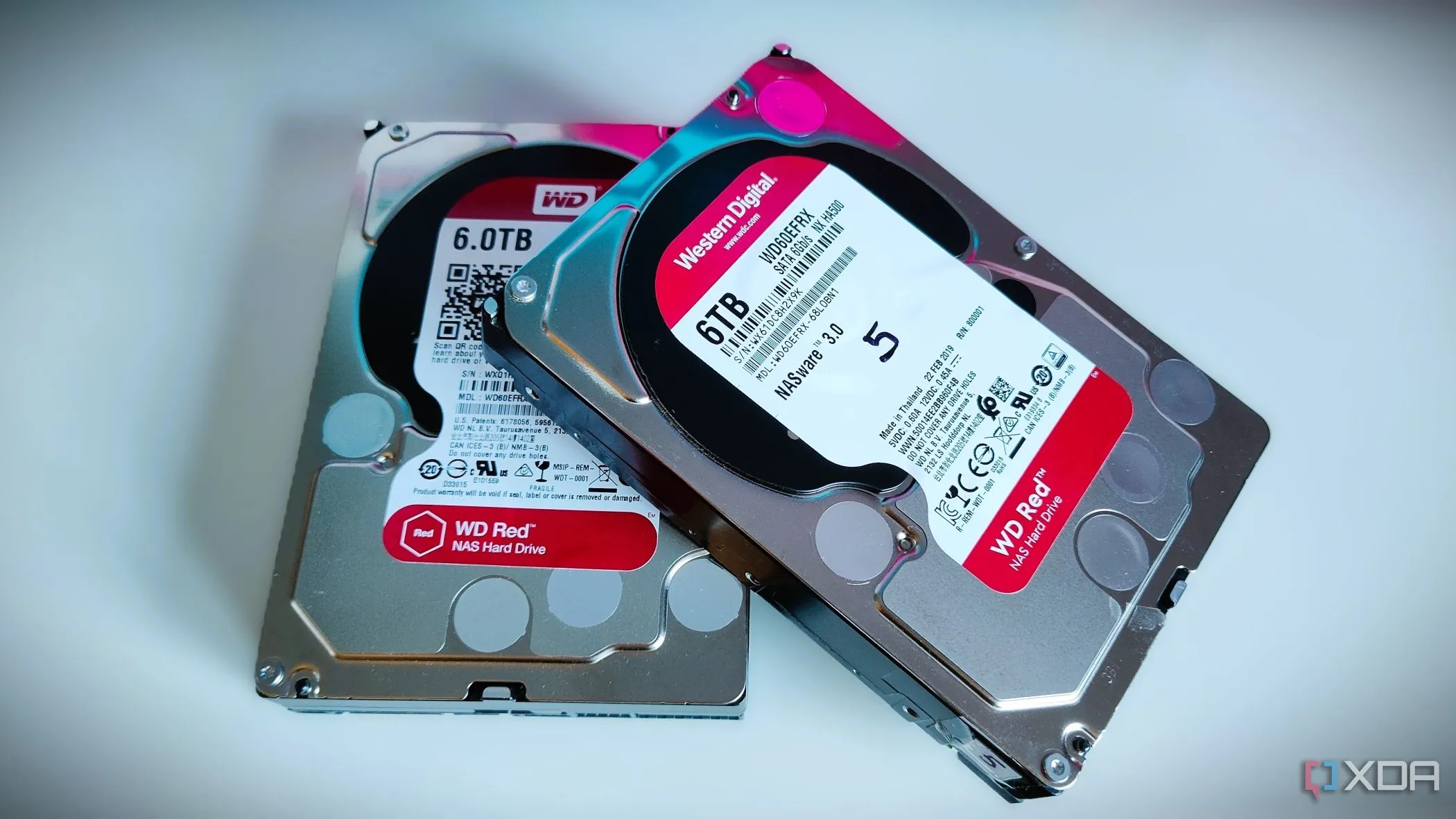 Hai ổ cứng HDD truyền thống đặt cạnh nhau, đối lập với công nghệ SSD hiện đại về tốc độ và hiệu quả.