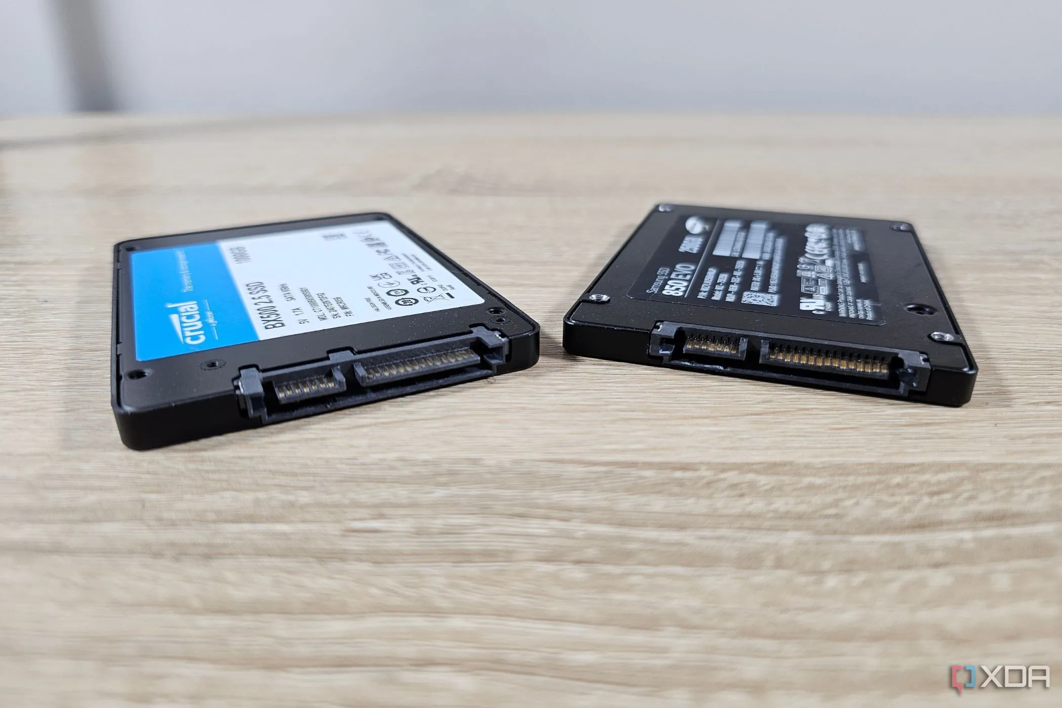 Hai ổ cứng SSD Samsung và Crucial cạnh nhau