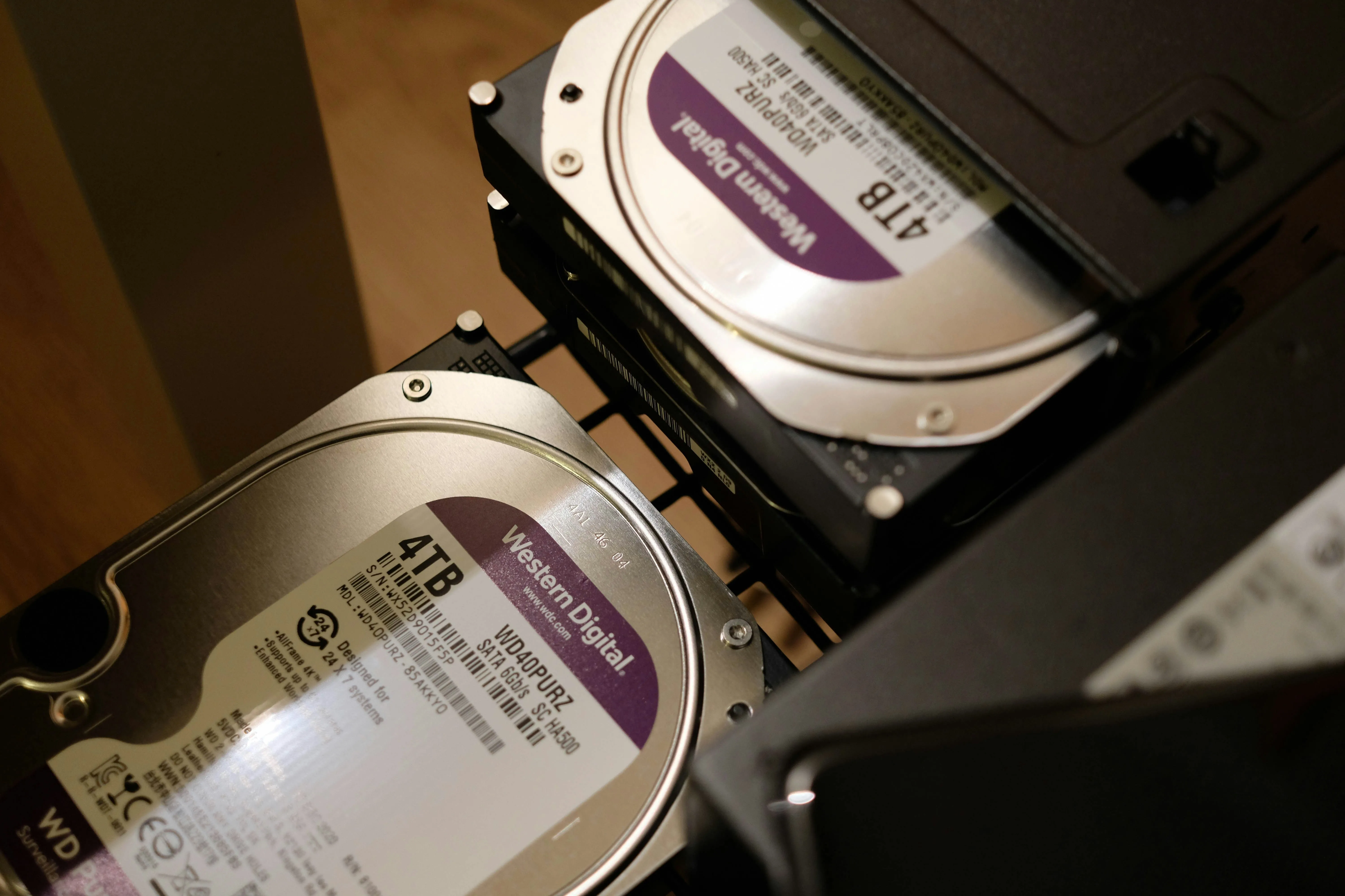 Hai ổ đĩa cứng minh họa cơ chế tự động điều chỉnh dung lượng của Btrfs subvolume theo nhu cầu lưu trữ
