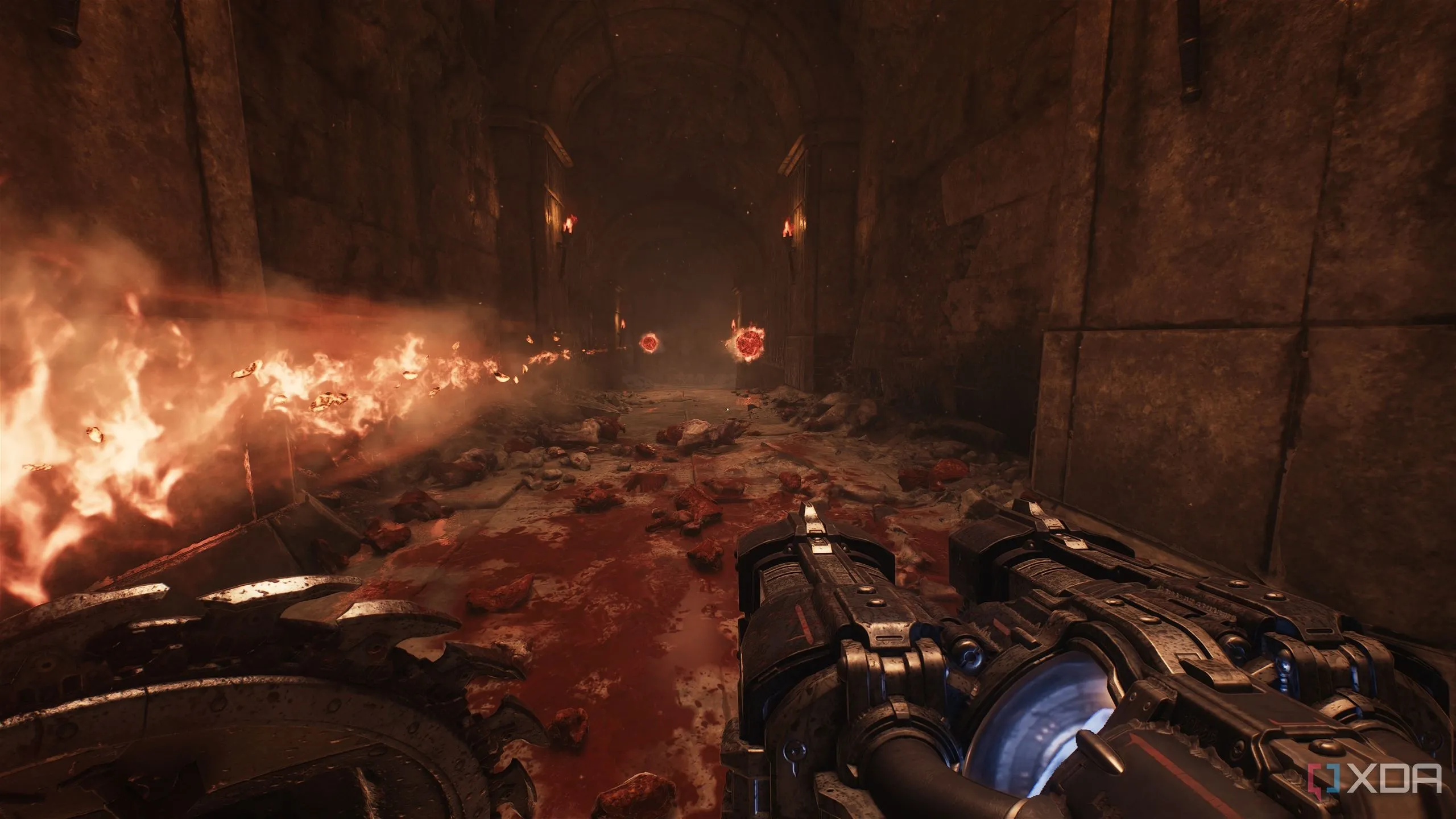 Hành lang đầy lửa với nhiều viên đạn bắn ra, thách thức Doom Slayer