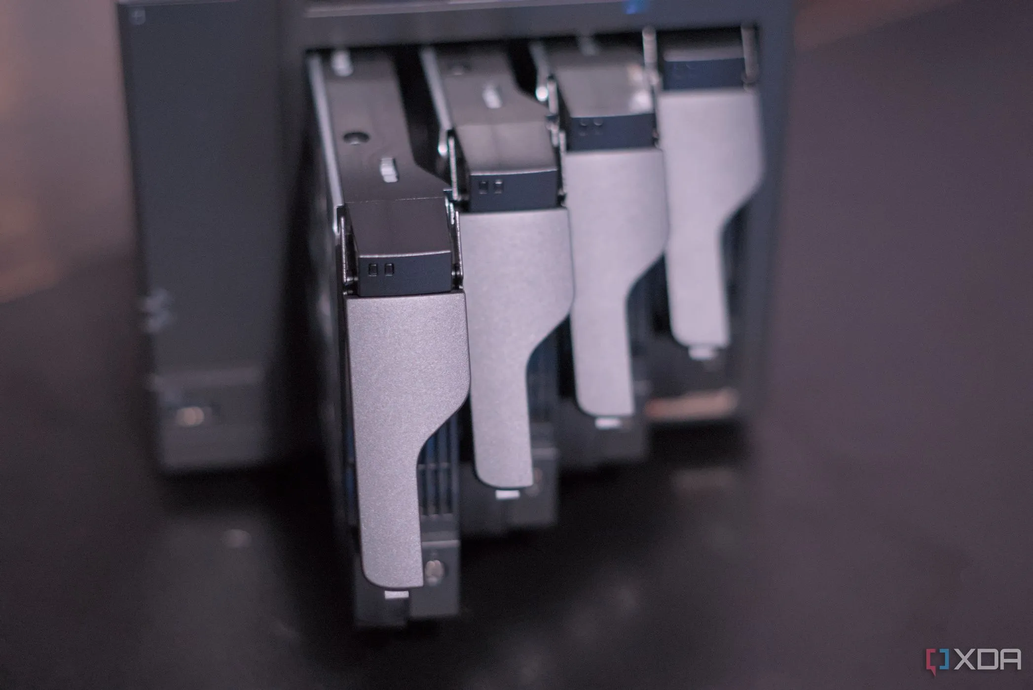 Hệ thống lưu trữ mạng (NAS) Asustor AS6804T với các khay ổ cứng mở, minh họa khả năng lưu trữ và phục vụ dữ liệu tốc độ cao qua mạng Multi-Gig.