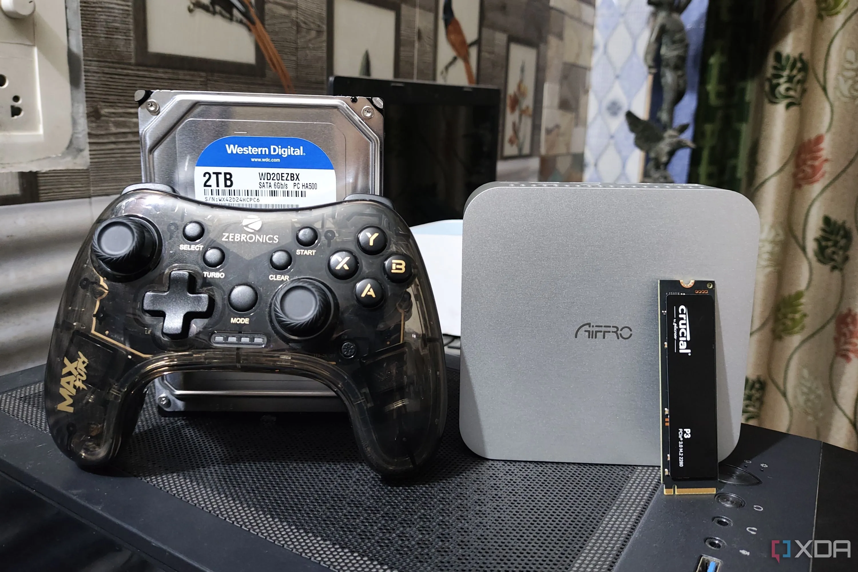 Hệ thống NAS Aiffro K100 cùng ổ cứng HDD và SSD để lưu trữ thư viện Steam và dữ liệu lớn