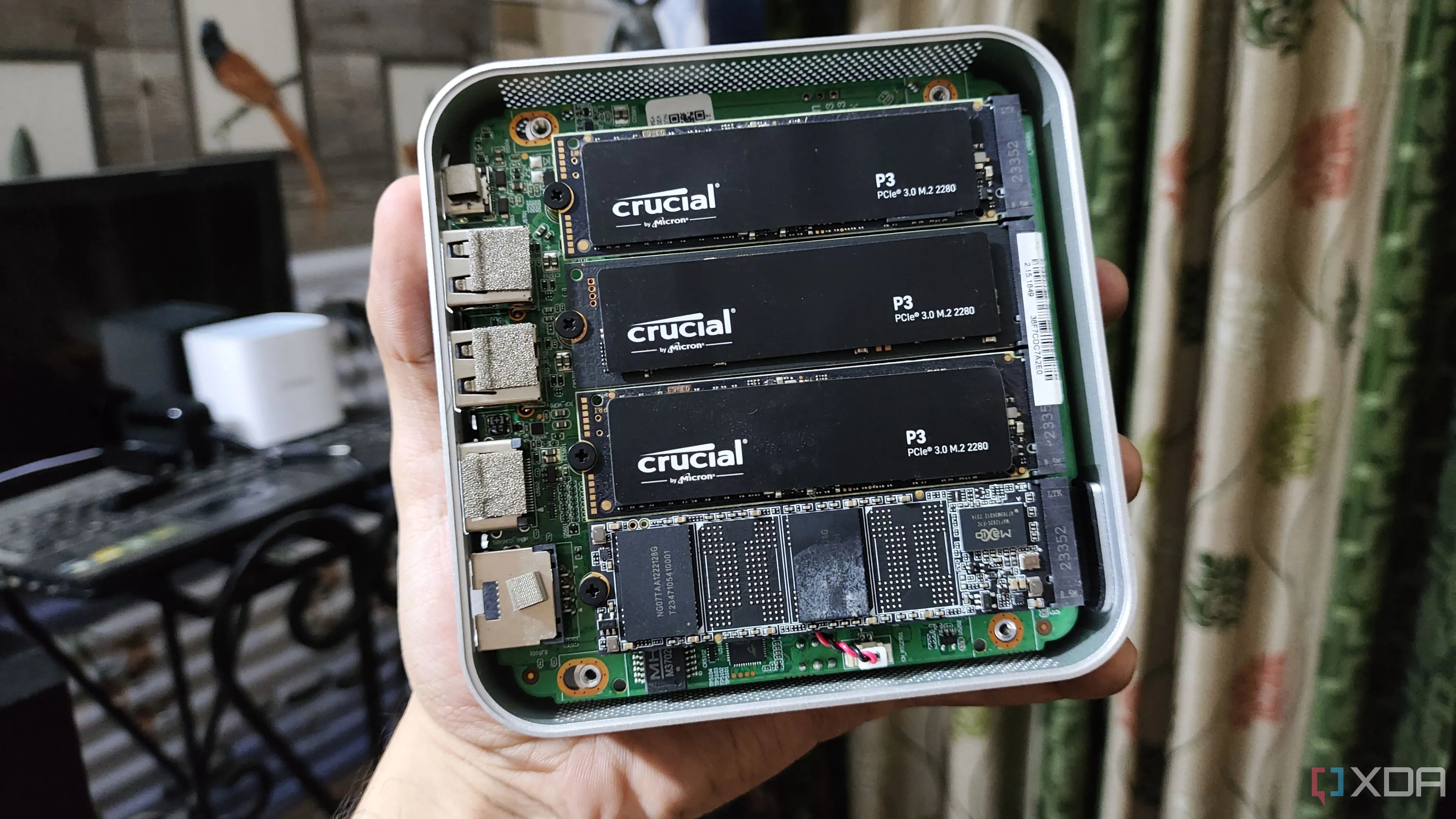 Hệ thống NAS (Network Attached Storage) với các ổ SSD, so sánh với lợi thế chi phí của HDD cho NAS