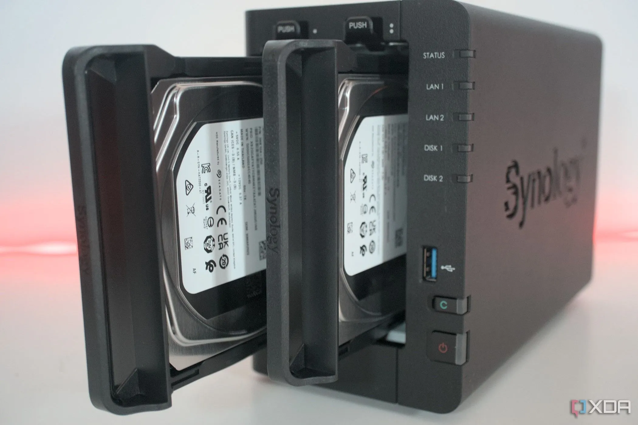 Hệ thống NAS Synology DiskStation D224+ với hai ổ cứng, minh họa cho giải pháp lưu trữ dữ liệu an toàn