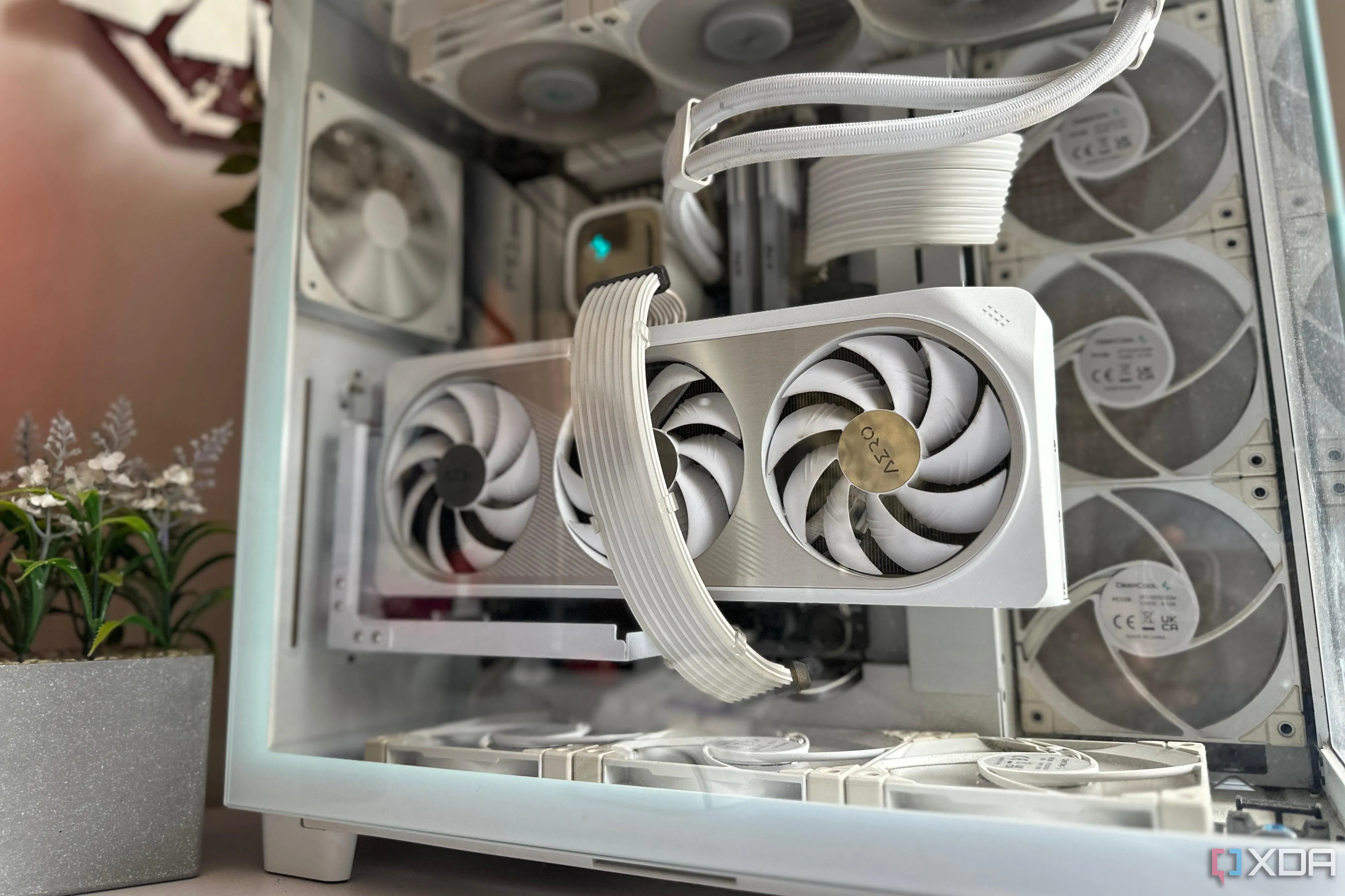 Hệ thống PC gaming tông trắng với card đồ họa màu trắng nổi bật, lắp đặt theo chiều dọc