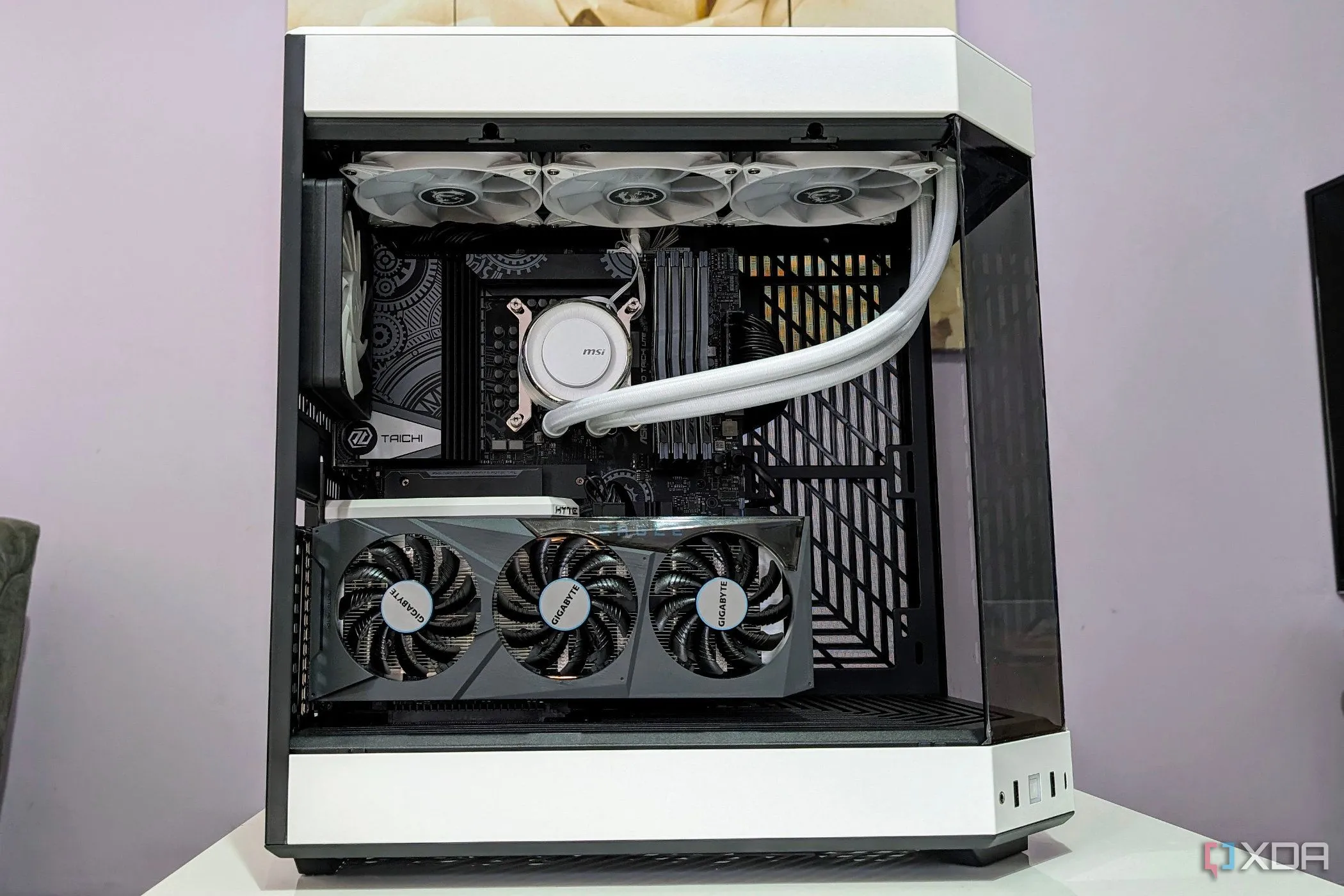 Hệ thống PC màu trắng với tản nhiệt nước All-in-One (AIO), nhấn mạnh tầm quan trọng của hệ thống làm mát