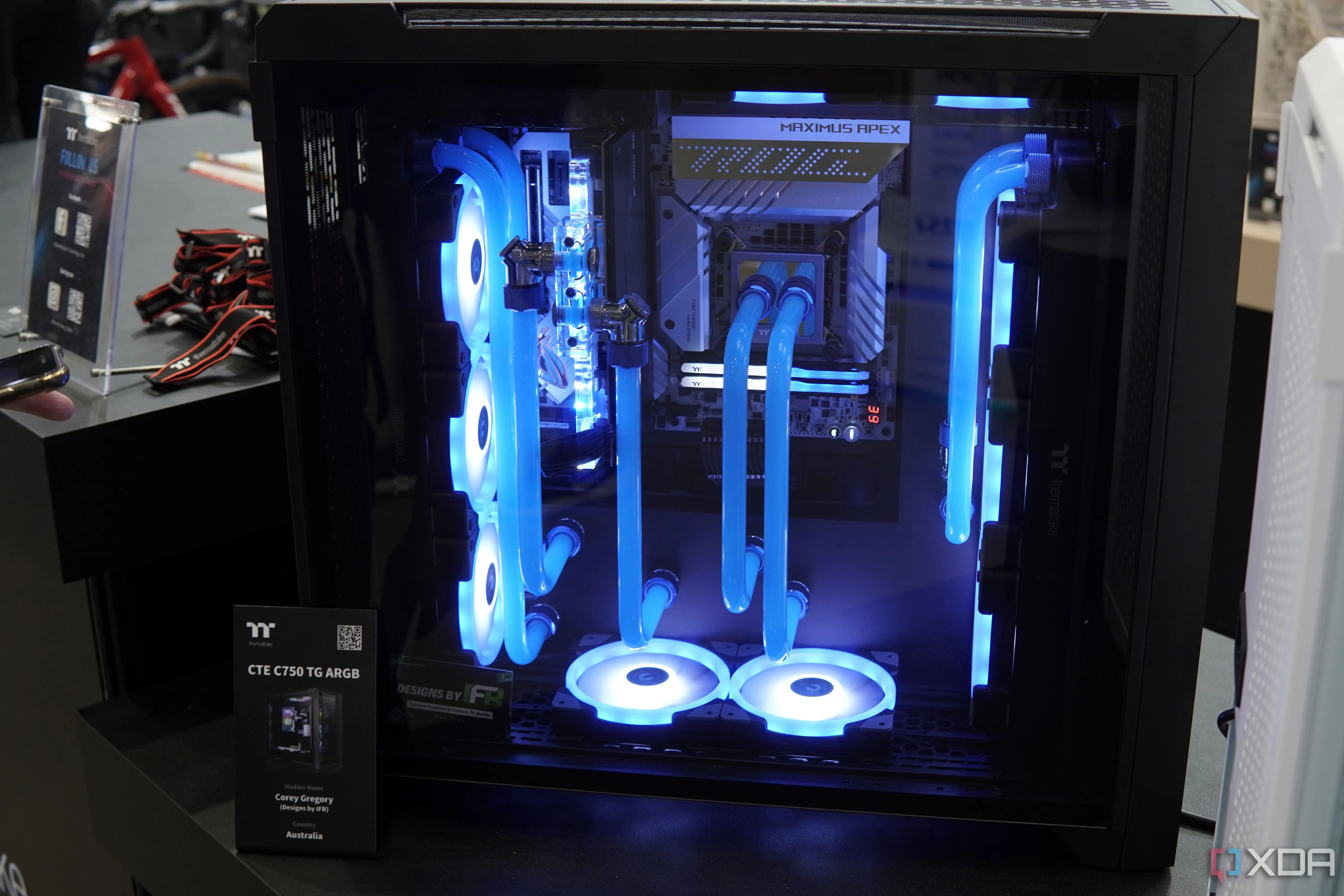 Hệ thống PC tùy chỉnh với card đồ họa lắp dọc trong case Thermaltake CTE C750 TG ARGB