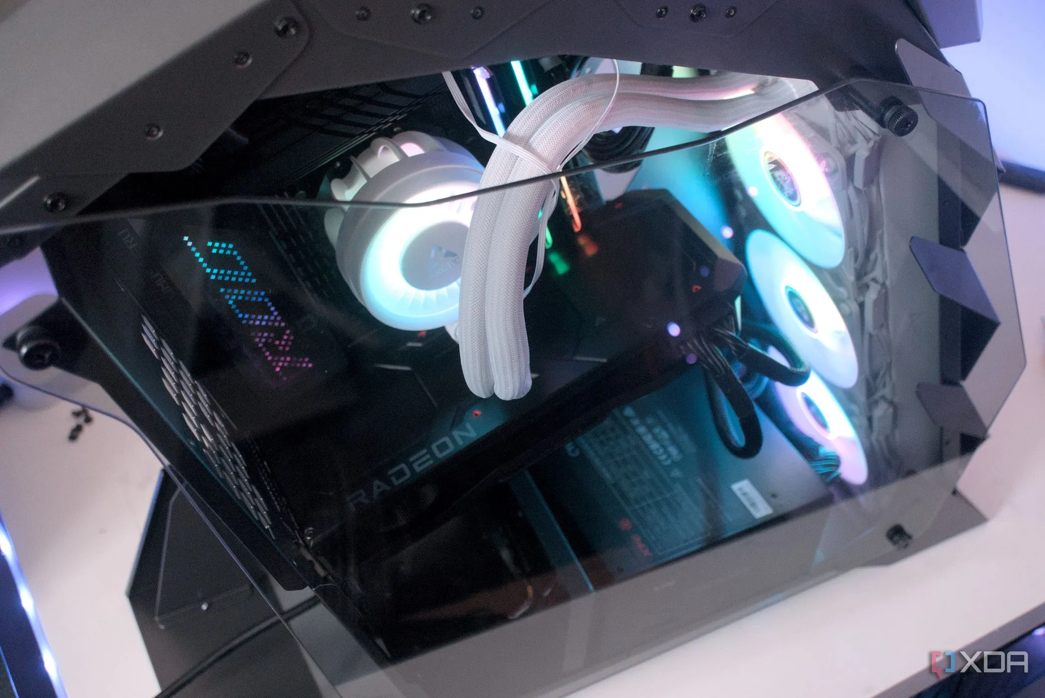 Hệ thống PC với tản nhiệt khí Vetroo K1 Pangolin hoạt động bên trong