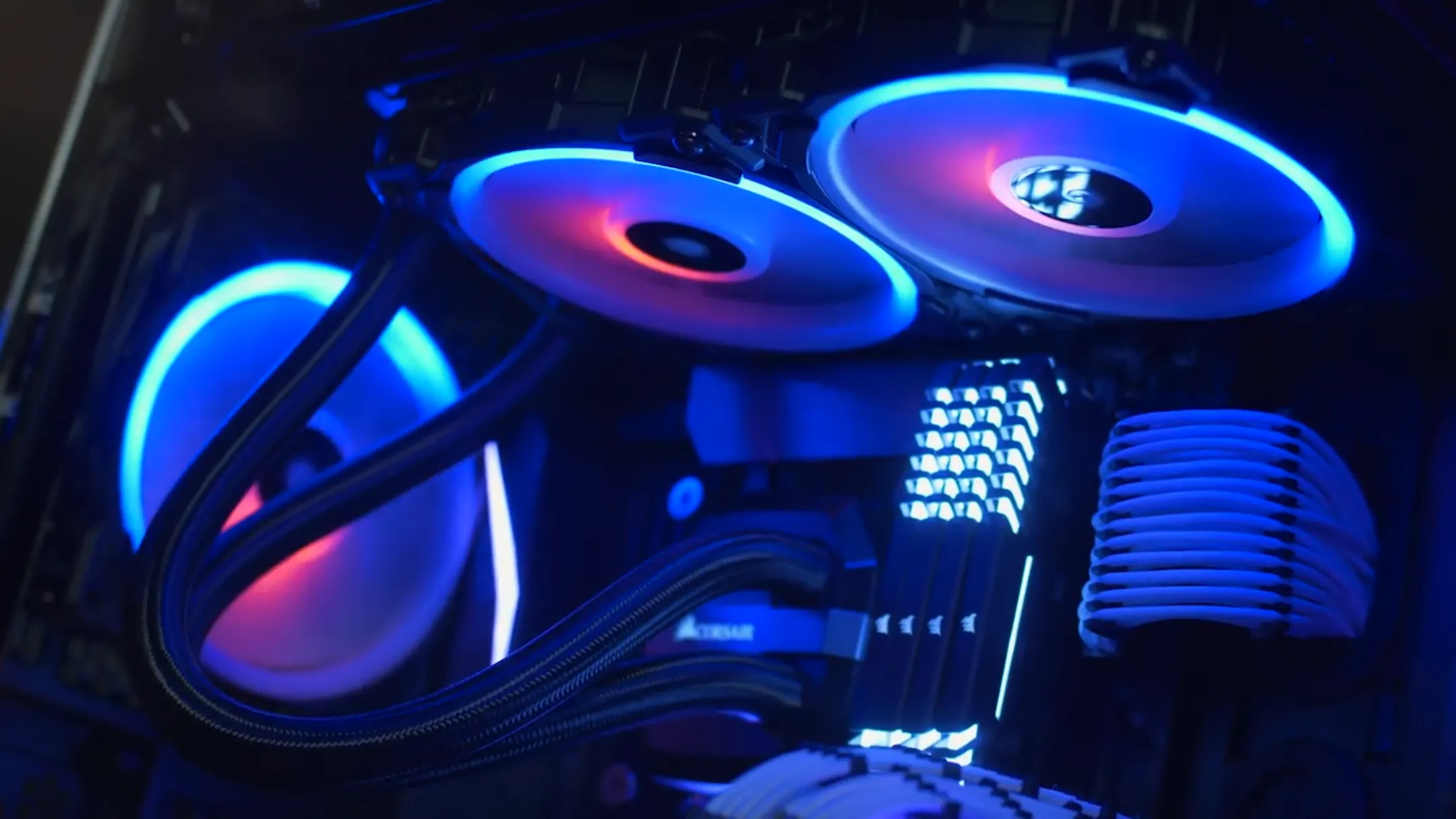 Hệ thống quạt Corsair LL120 RGB được lắp đặt bên trong một vỏ case PC với ánh sáng rực rỡ