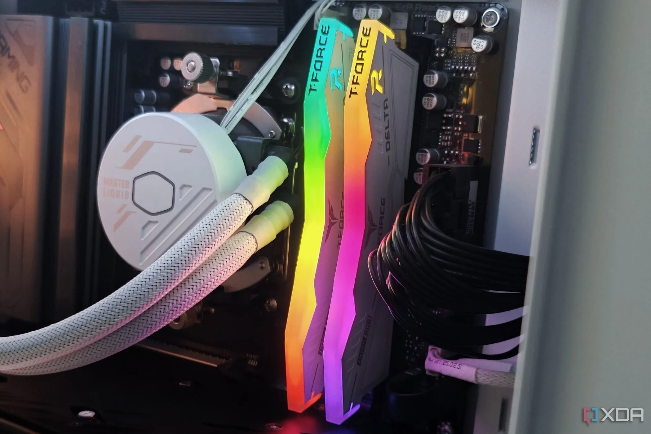 Hệ thống tản nhiệt CPU và RAM đang hoạt động trên bo mạch chủ PC, minh họa cho tầm quan trọng của phần cứng khi chơi game