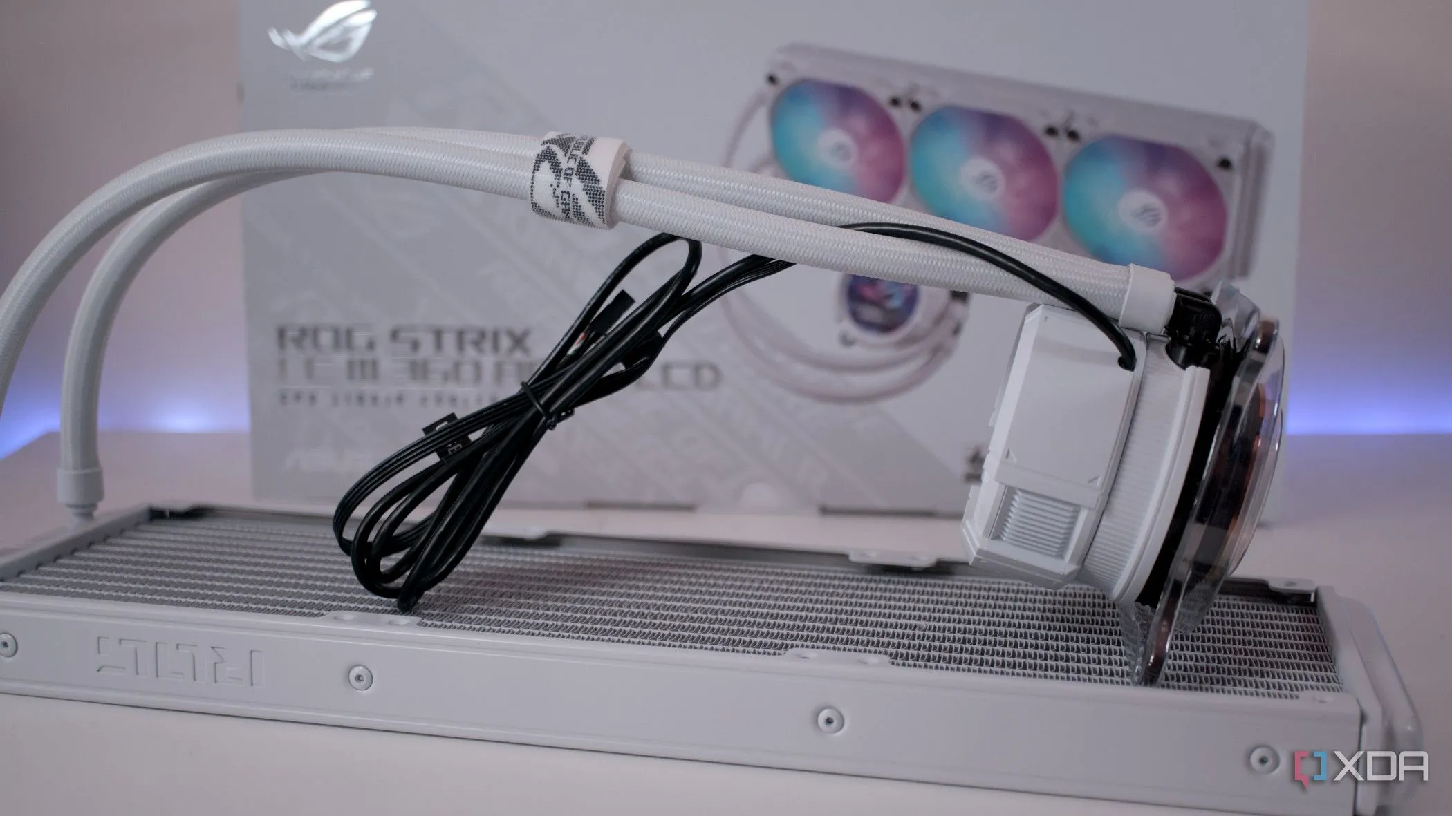 Hệ thống tản nhiệt nước AIO 360mm Asus ROG Strix LC III ARGB, minh họa nhu cầu về vỏ case hỗ trợ tản nhiệt lớn cho hiệu suất tối ưu.