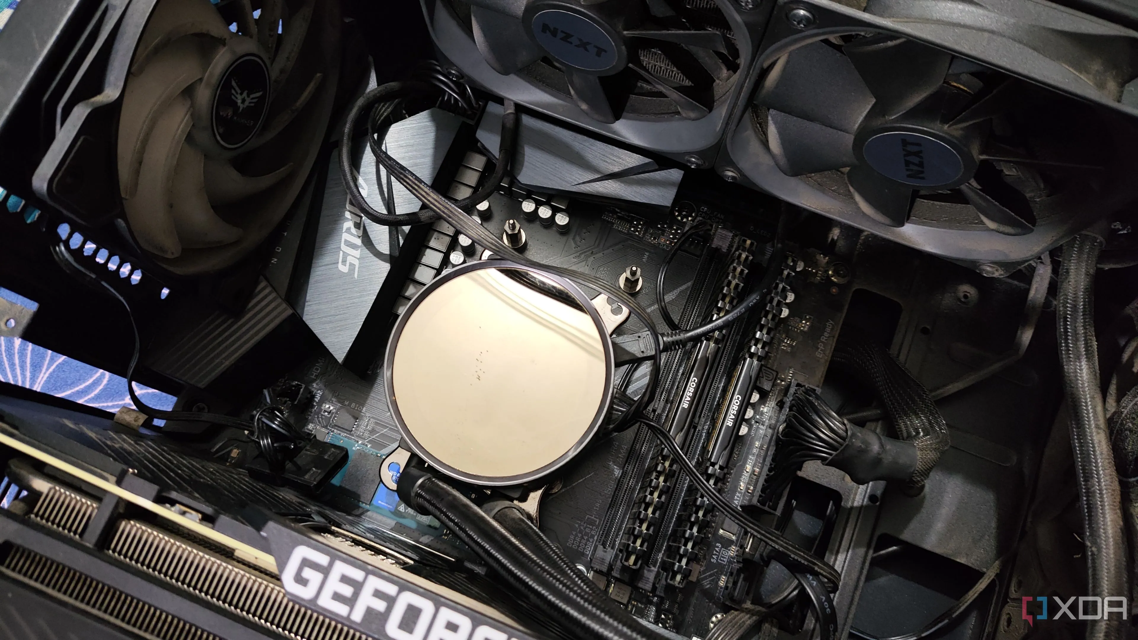 Hệ thống tản nhiệt nước AIO Kraken X52 lắp đặt trong case PC